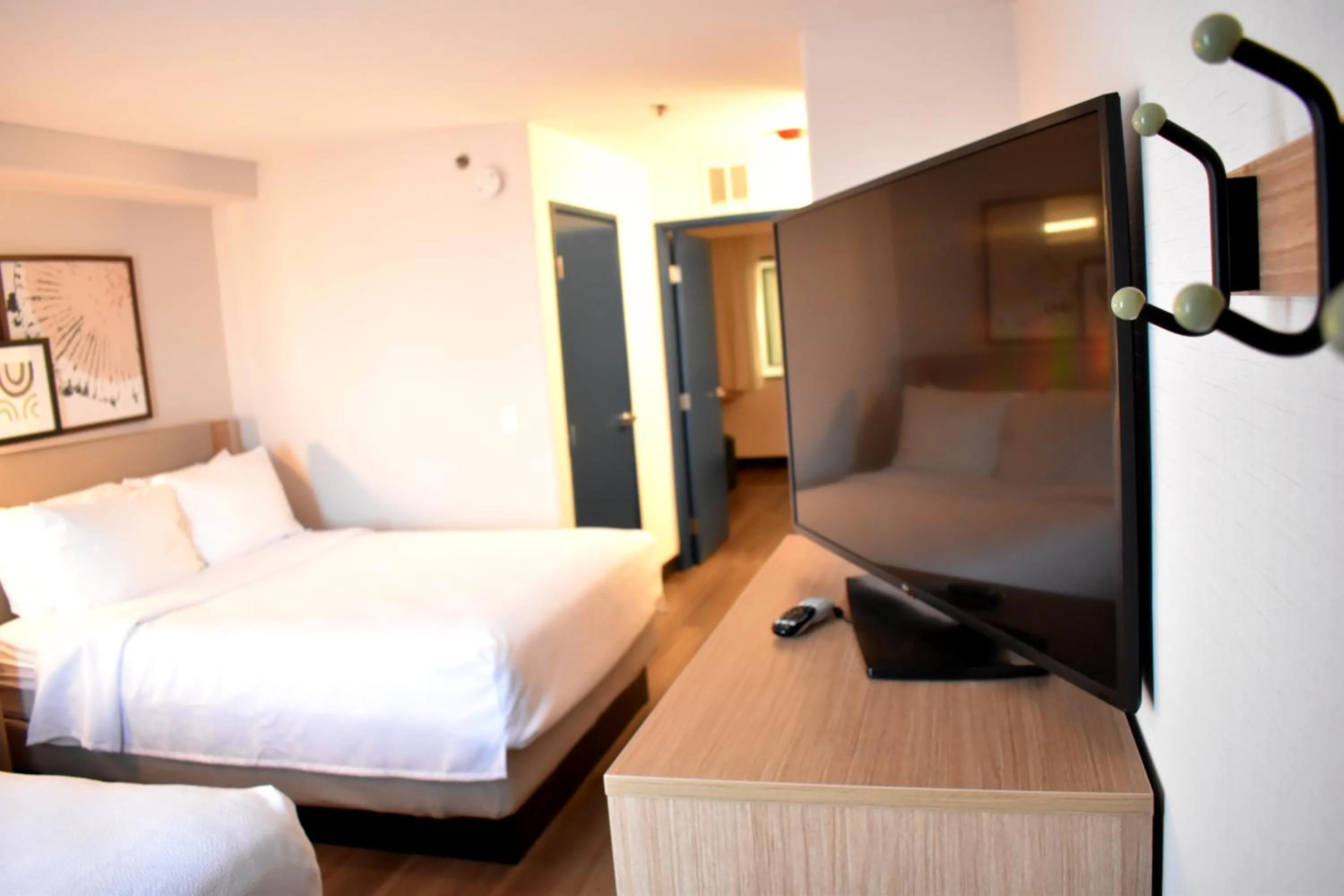 TV and multimedia, Bed in Best Western Plus Executive Suites Albuquerque