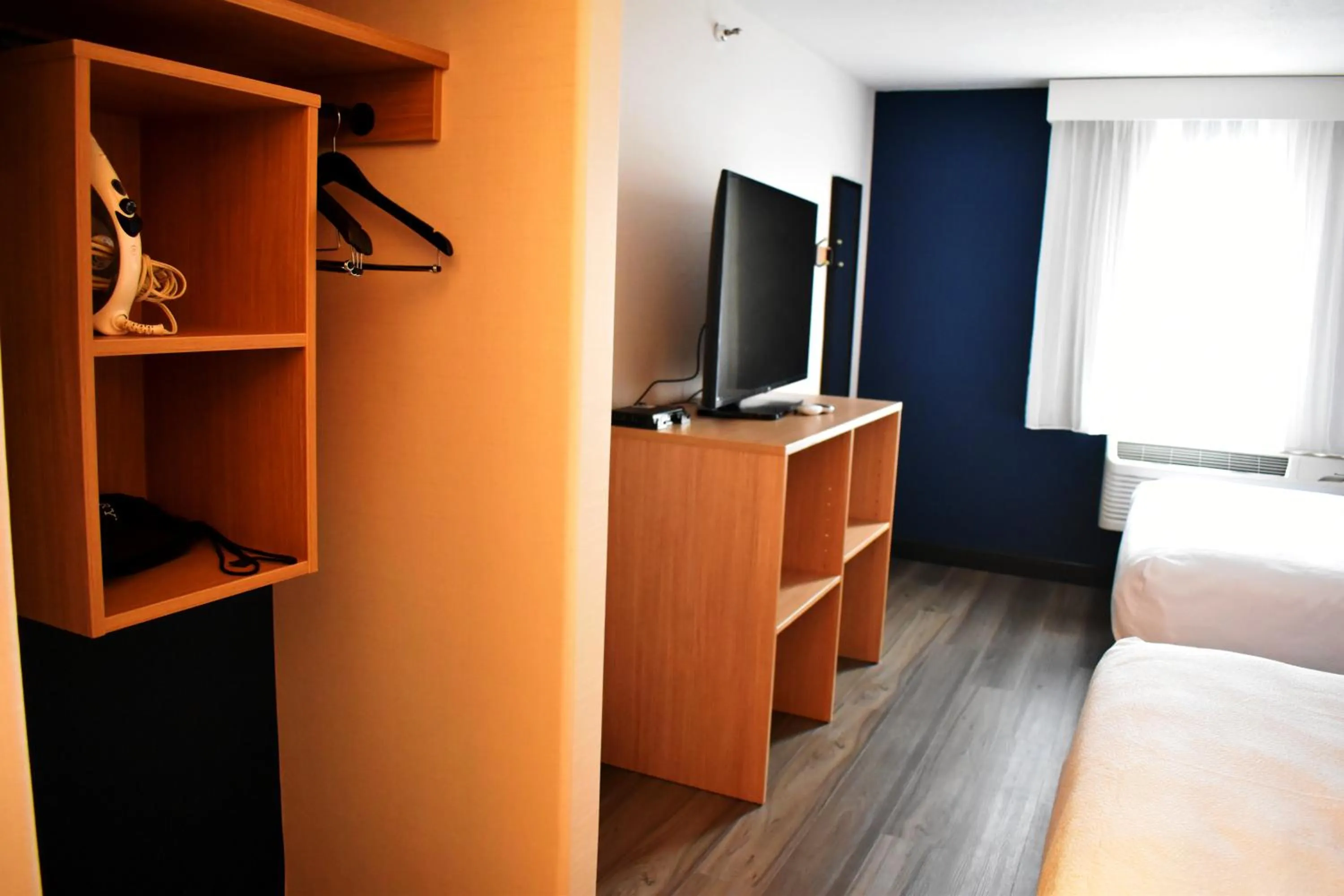 TV and multimedia in Best Western Plus Executive Suites Albuquerque