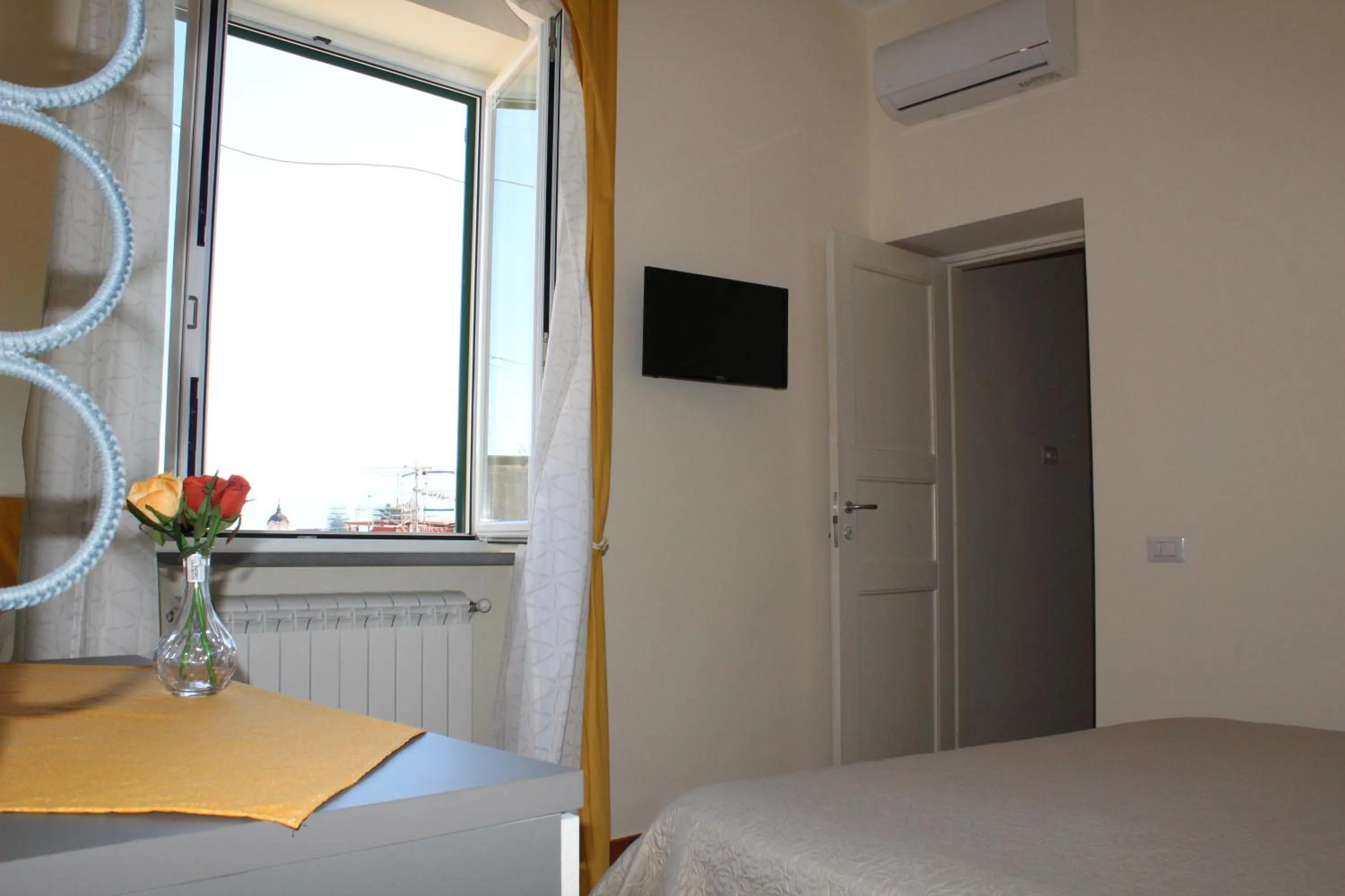 Communal lounge/ TV room, Bed in Gregorius Diamerisma panoramic terrace