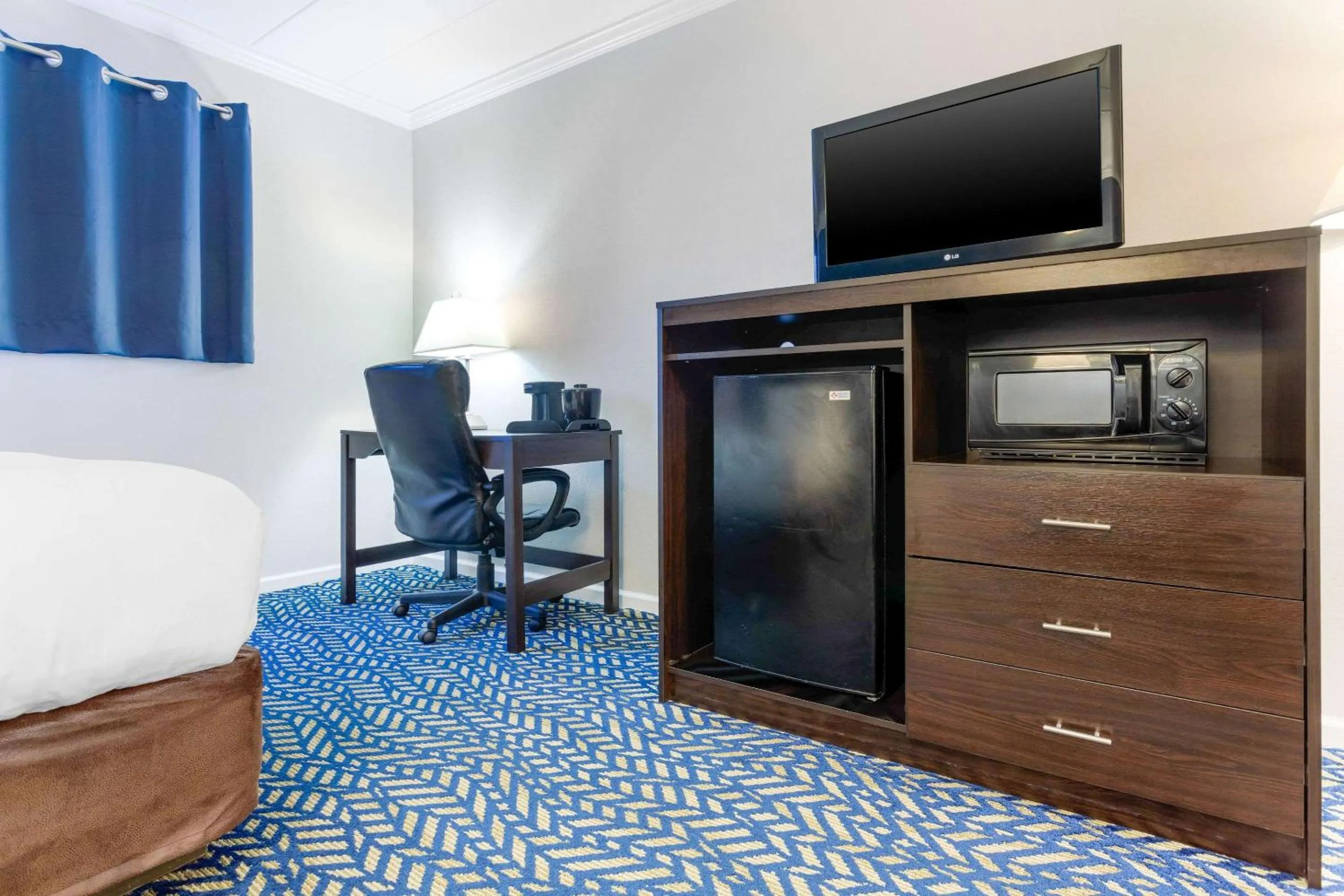 Bedroom, Bed in Econo Lodge Hicksville - Long Island