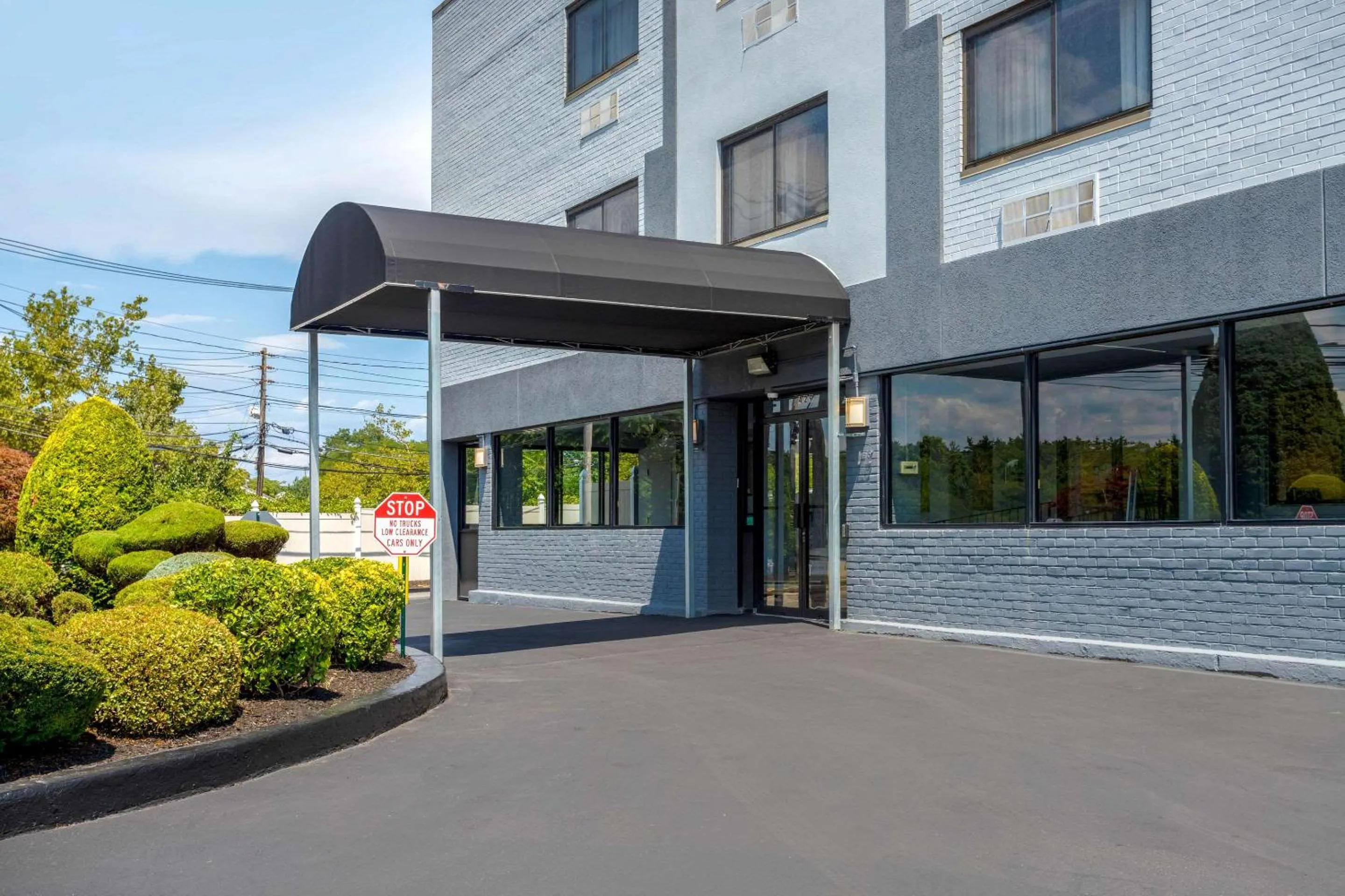 Property building in Econo Lodge Hicksville - Long Island