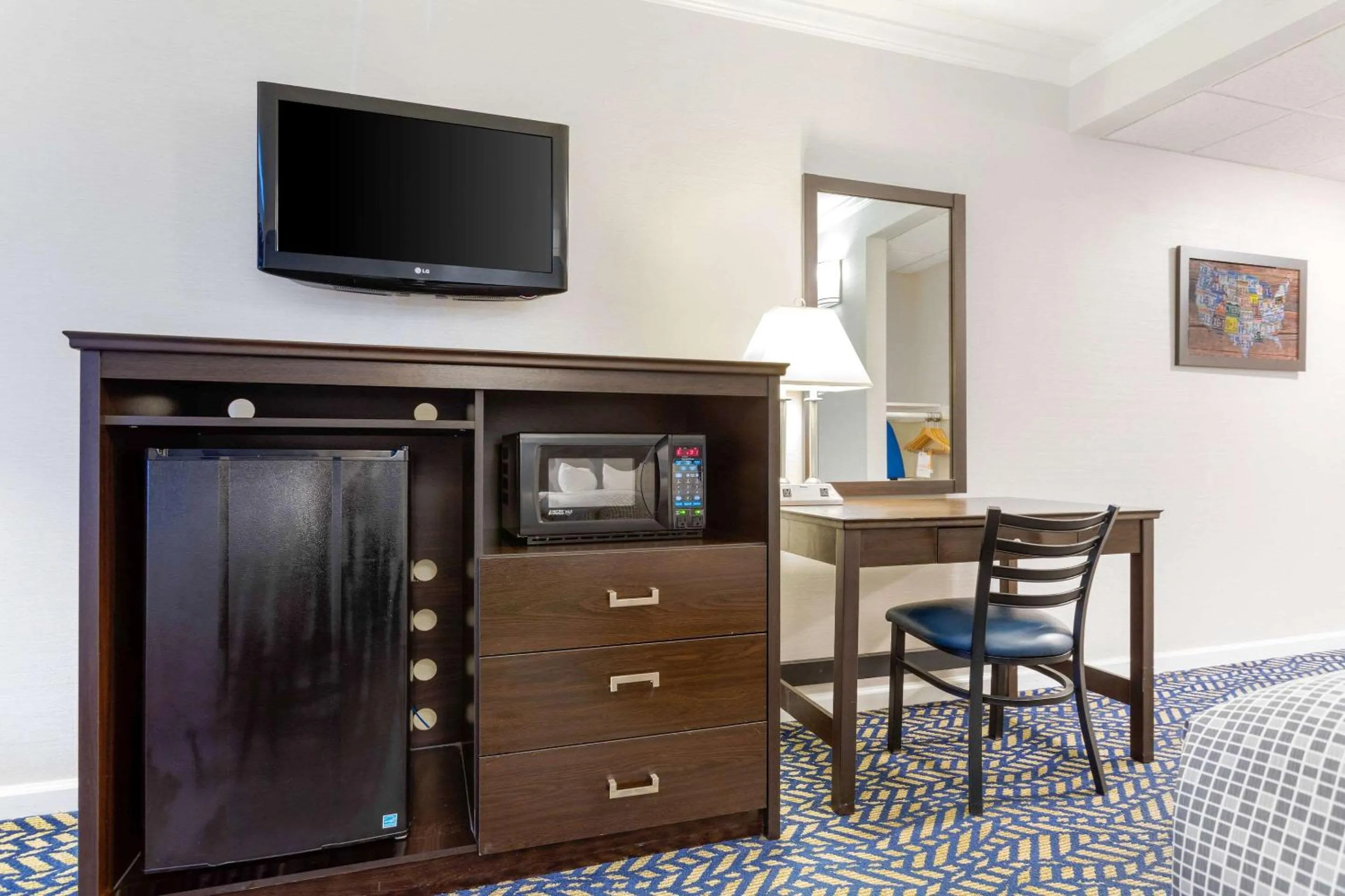 Bedroom in Econo Lodge Hicksville - Long Island