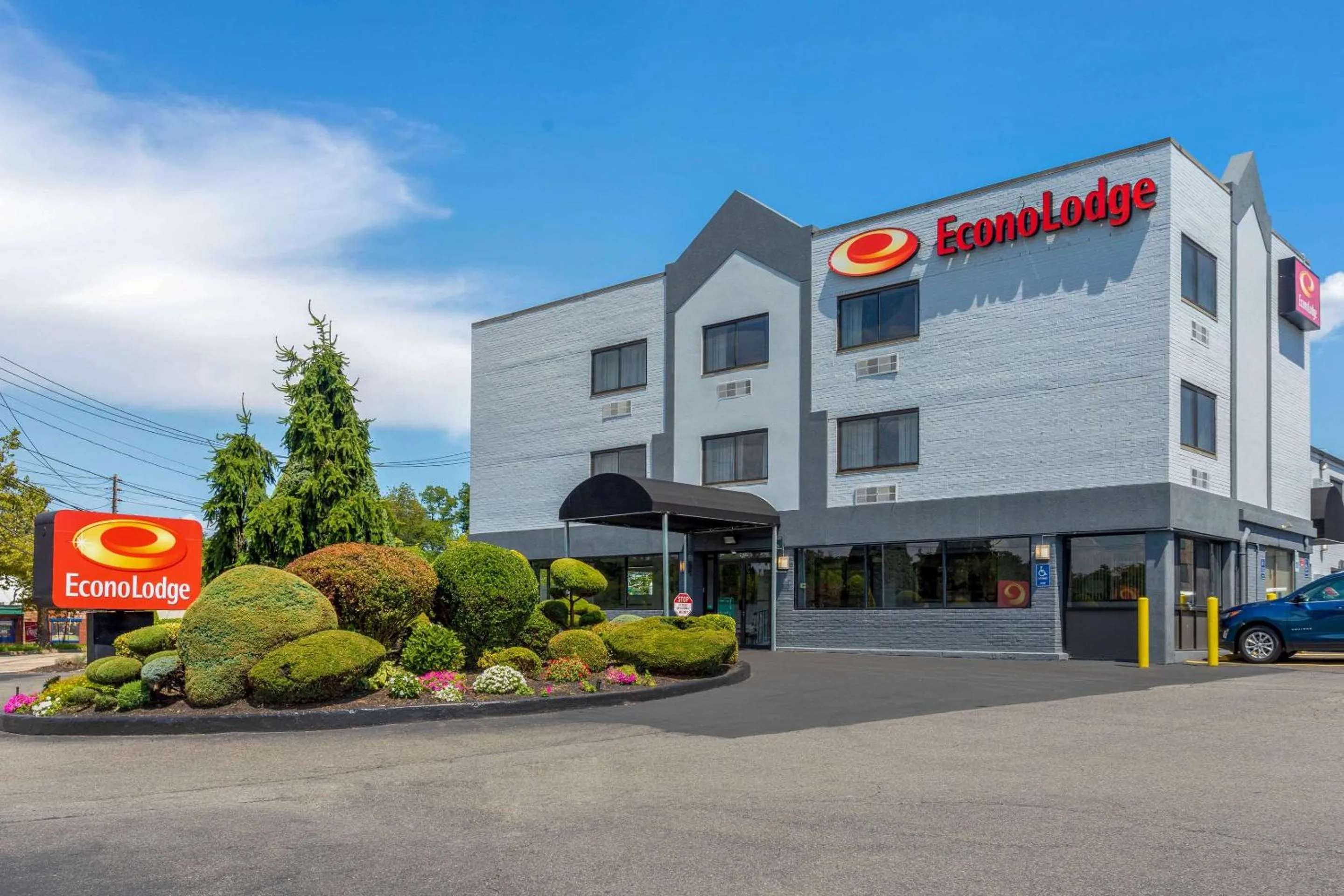 Property building in Econo Lodge Hicksville - Long Island