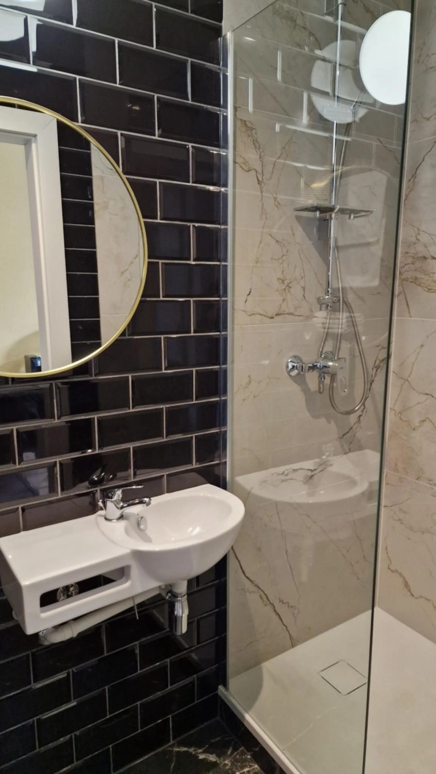 Bathroom in SLEEPWELL NOWY ŚWIAT - entrance from Ordynacka 14St, through the courtyard