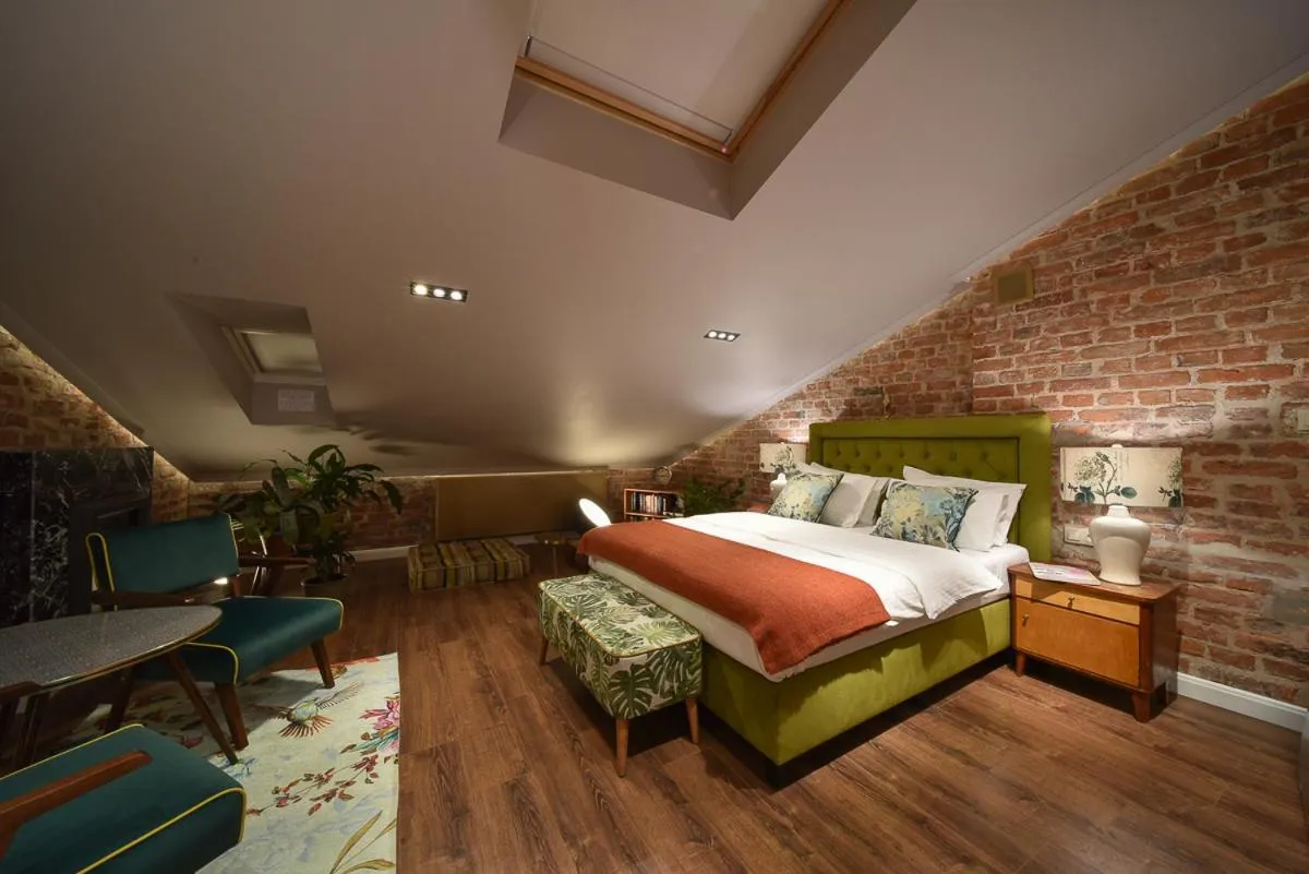 Bed in SLEEPWELL NOWY ŚWIAT - entrance from Ordynacka 14St, through the courtyard