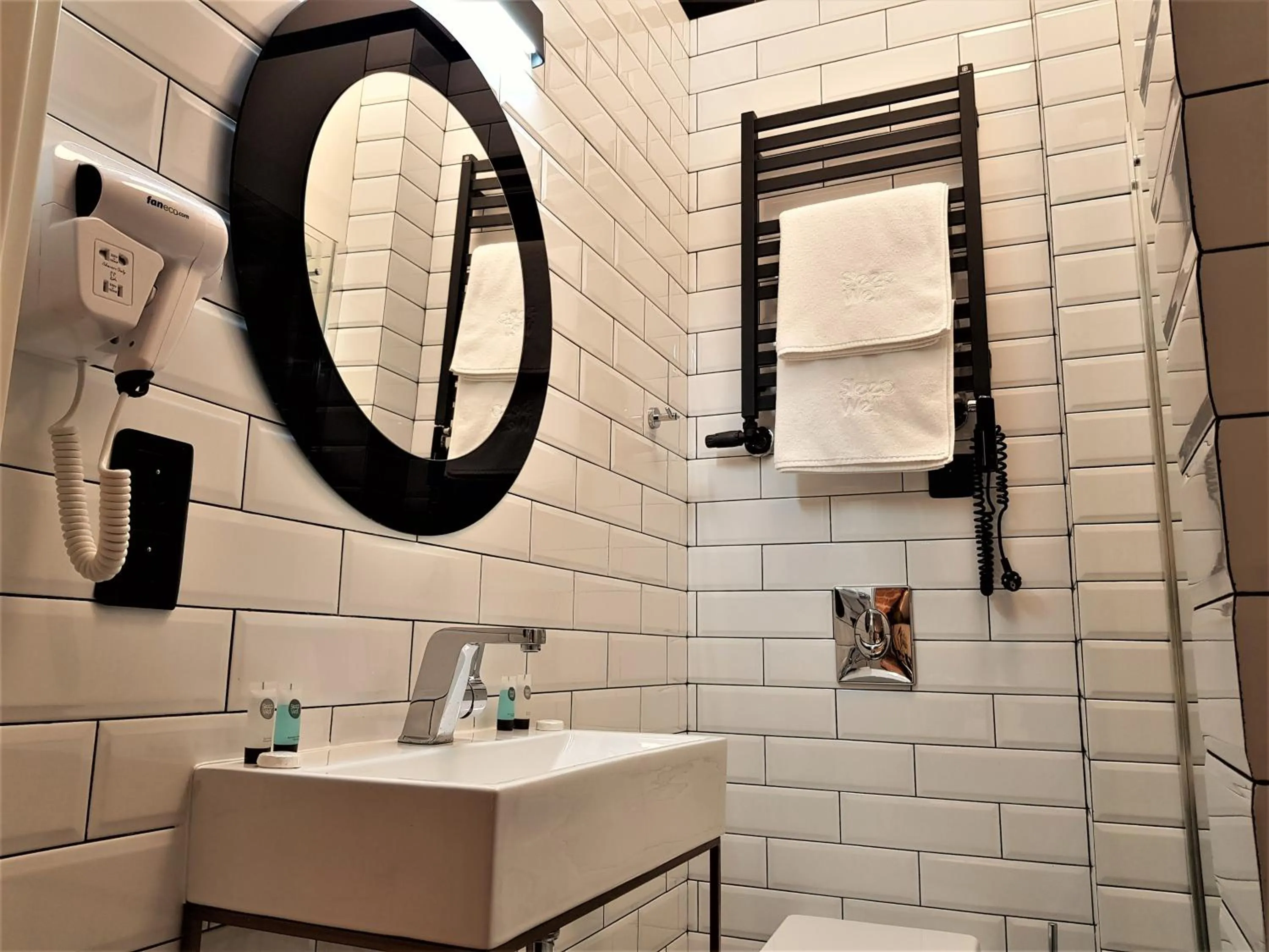 Shower in SLEEPWELL NOWY ŚWIAT - entrance from Ordynacka 14St, through the courtyard