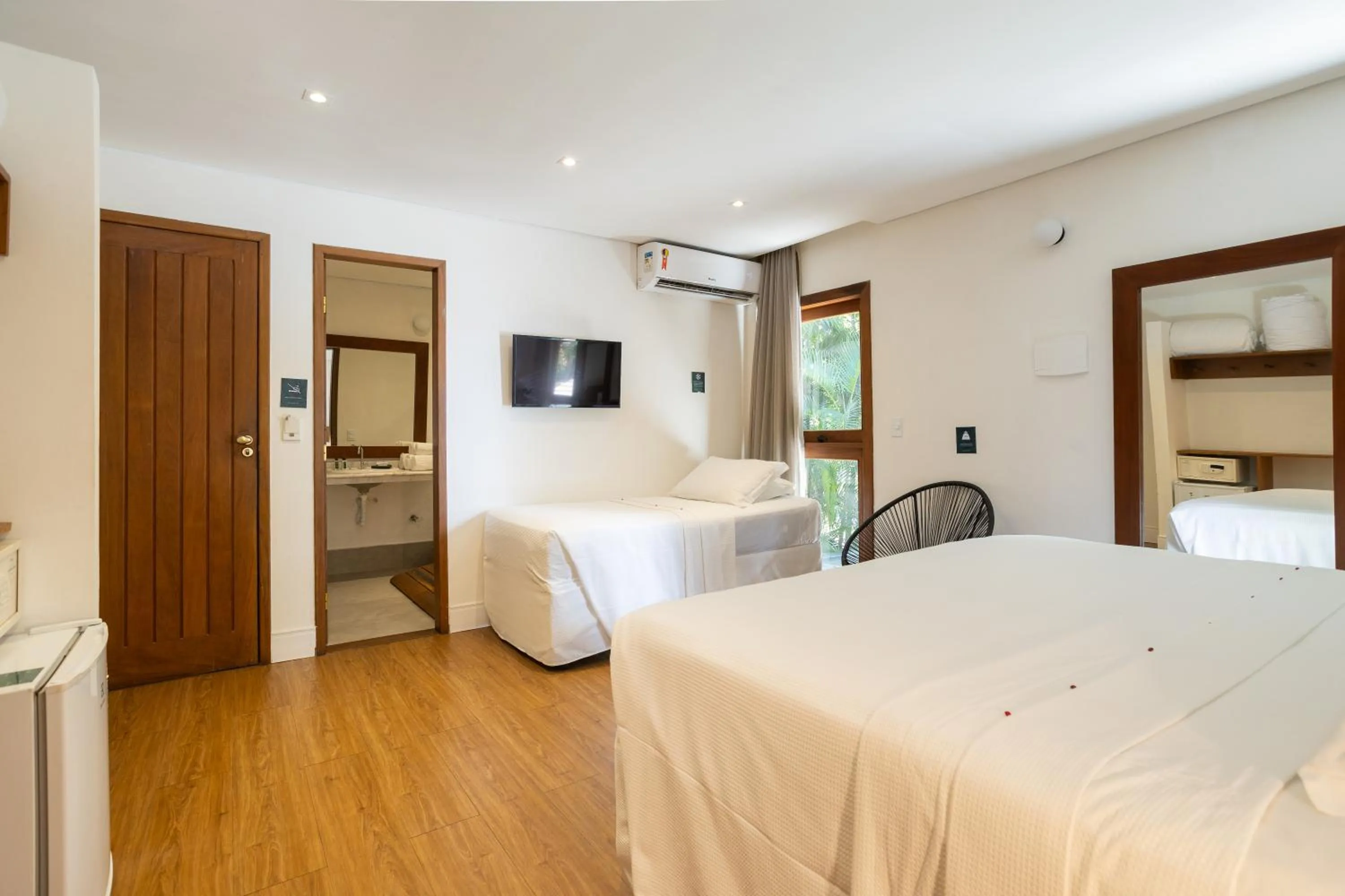 Property building, Bed in Pousada Cheiro Verde