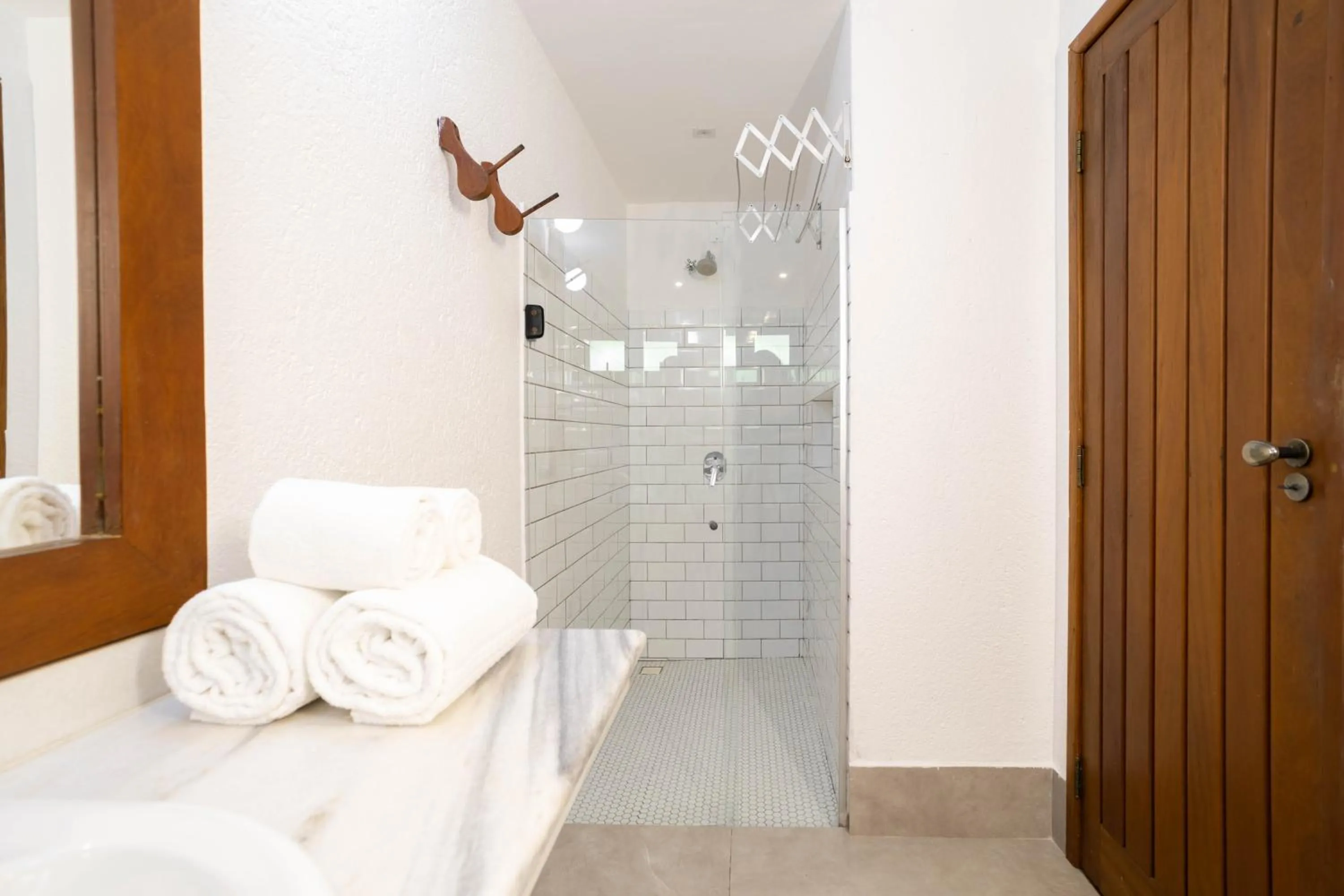 Shower, Bed in Pousada Cheiro Verde