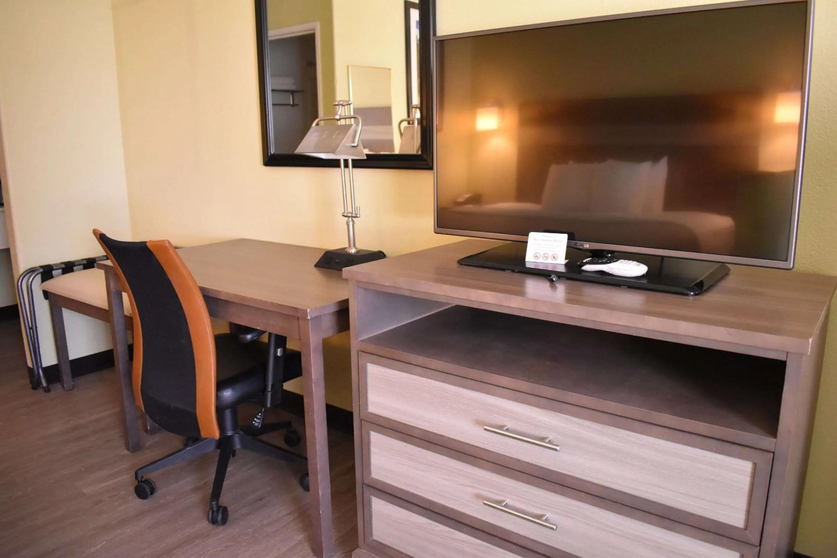 TV and multimedia in Quality Inn & Suites Gallup I-40 Exit 20