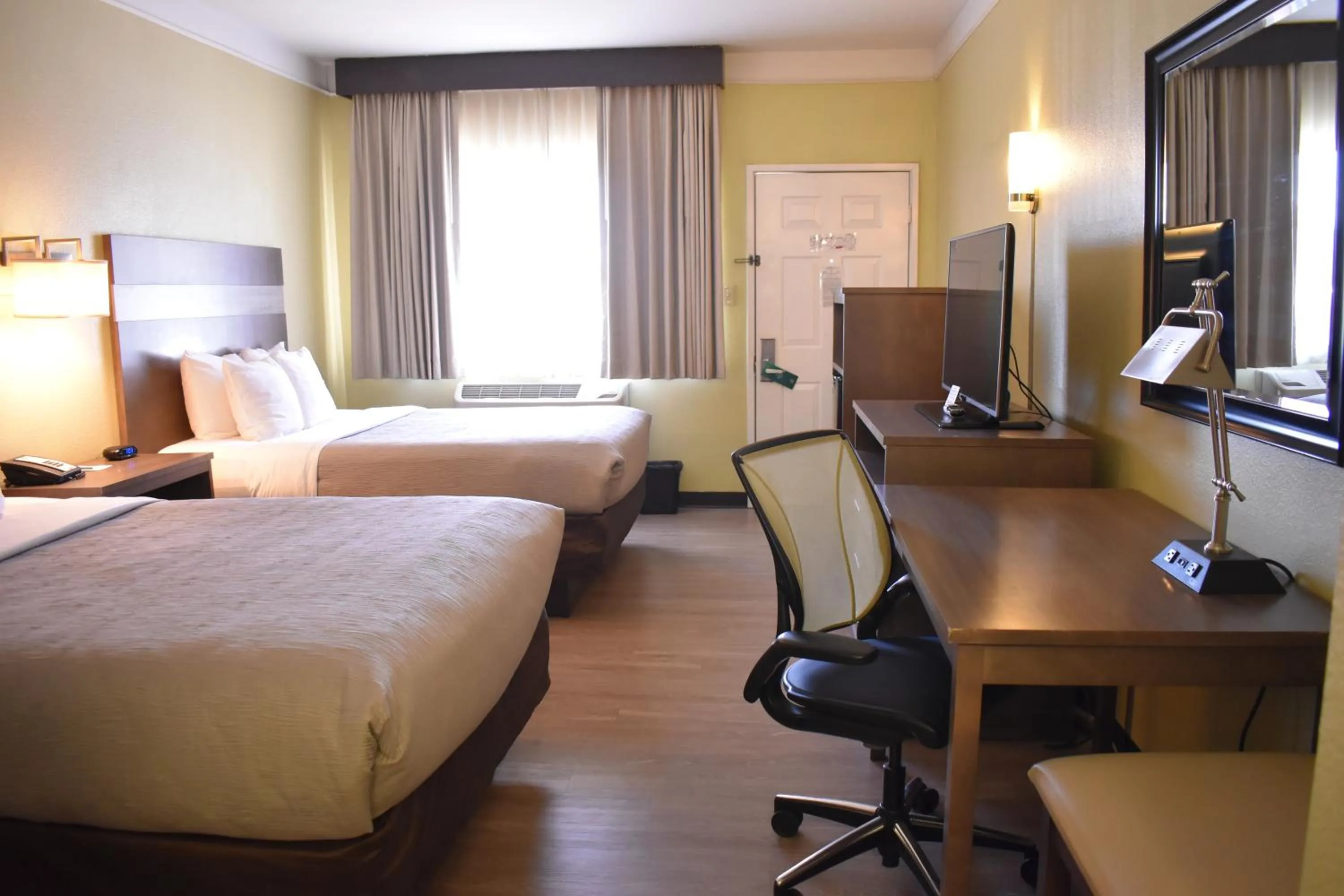 Bed in Quality Inn & Suites Gallup I-40 Exit 20