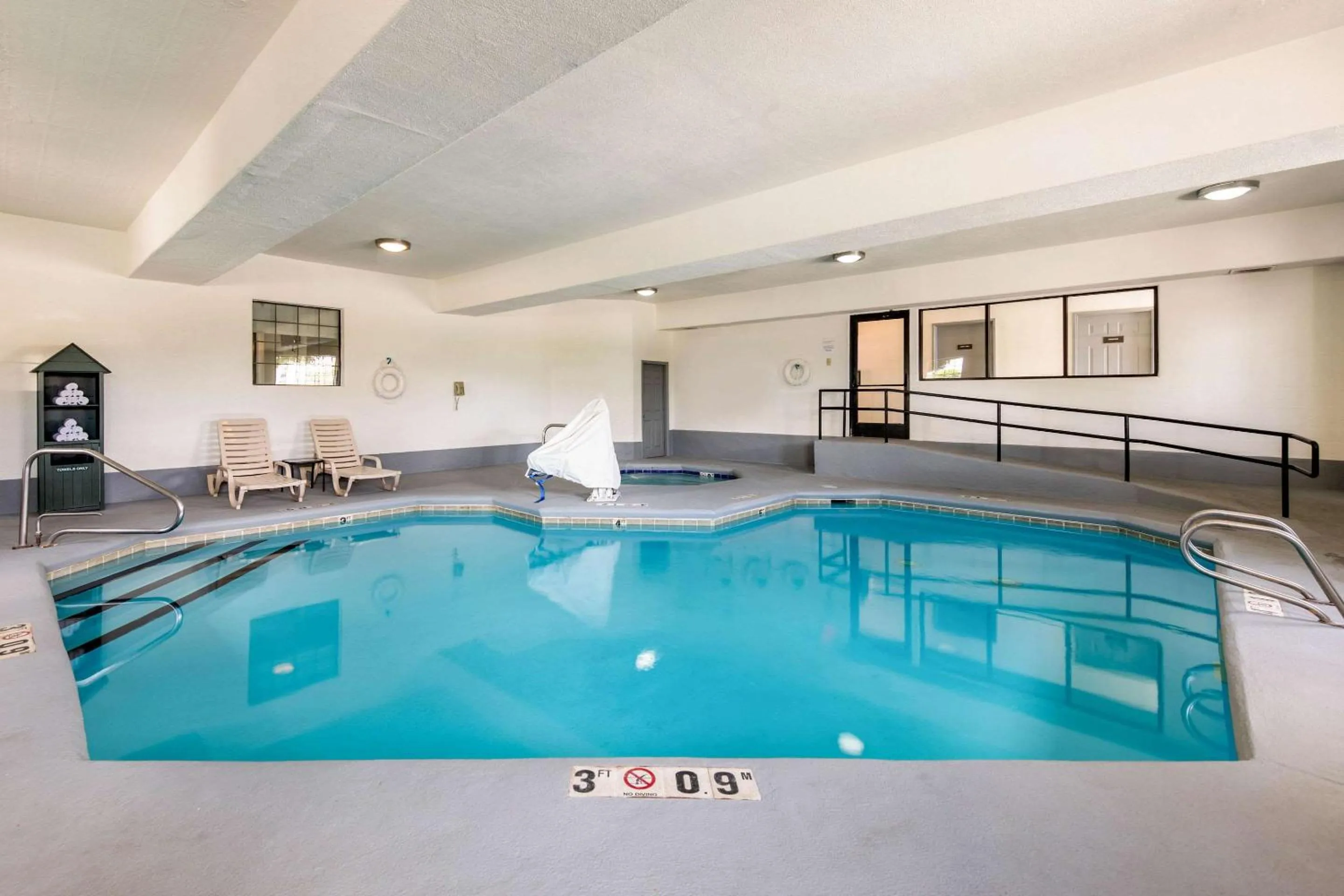 Swimming pool in Quality Inn & Suites Gallup I-40 Exit 20