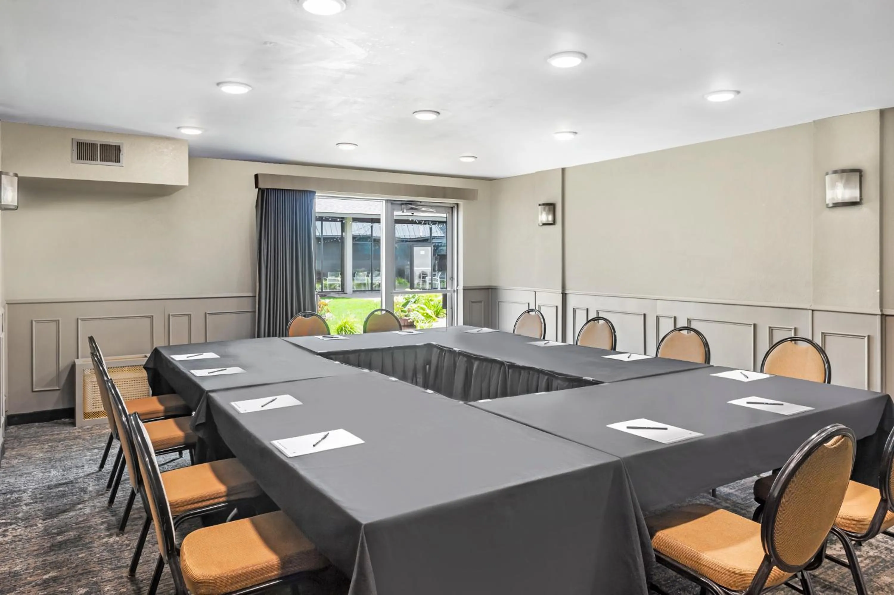 Meeting/conference room in DoubleTree by Hilton Roseville Minneapolis