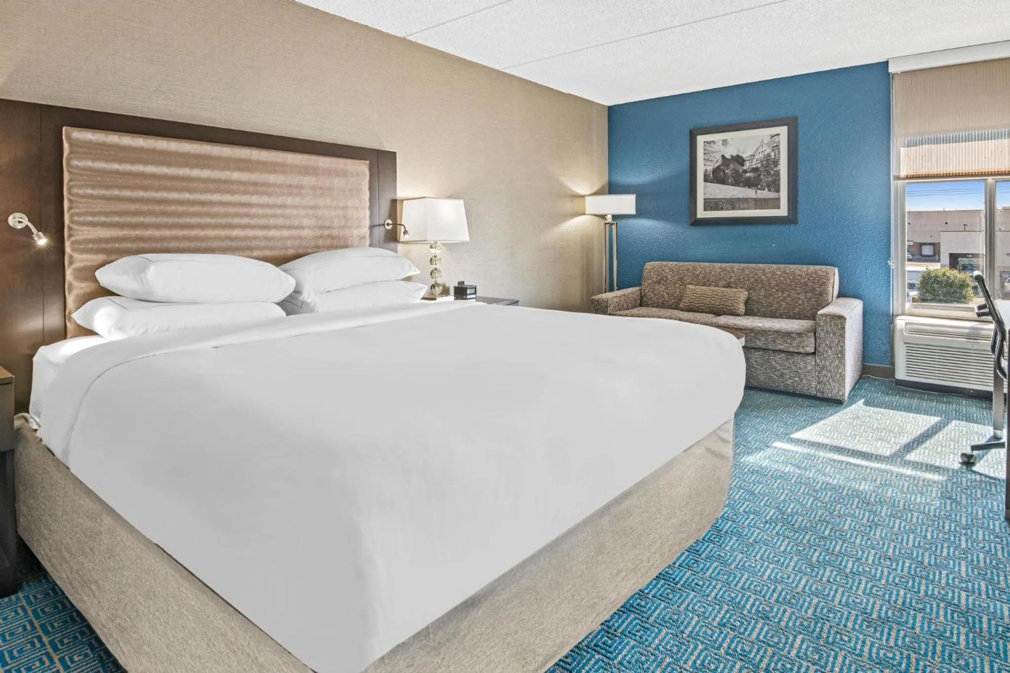 Bed in DoubleTree by Hilton Roseville Minneapolis