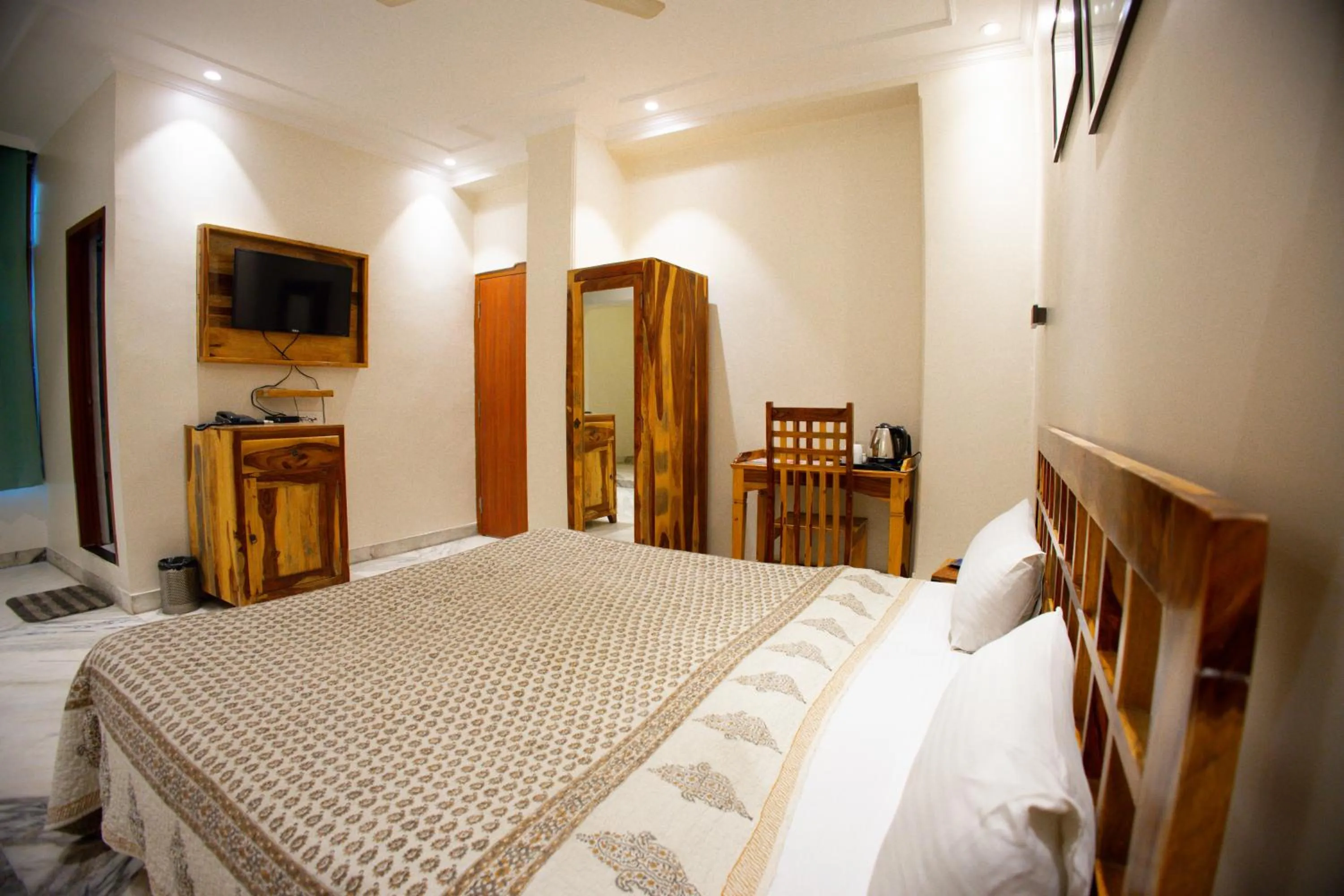 Photo of the whole room, Bed in Gumaan Auberge