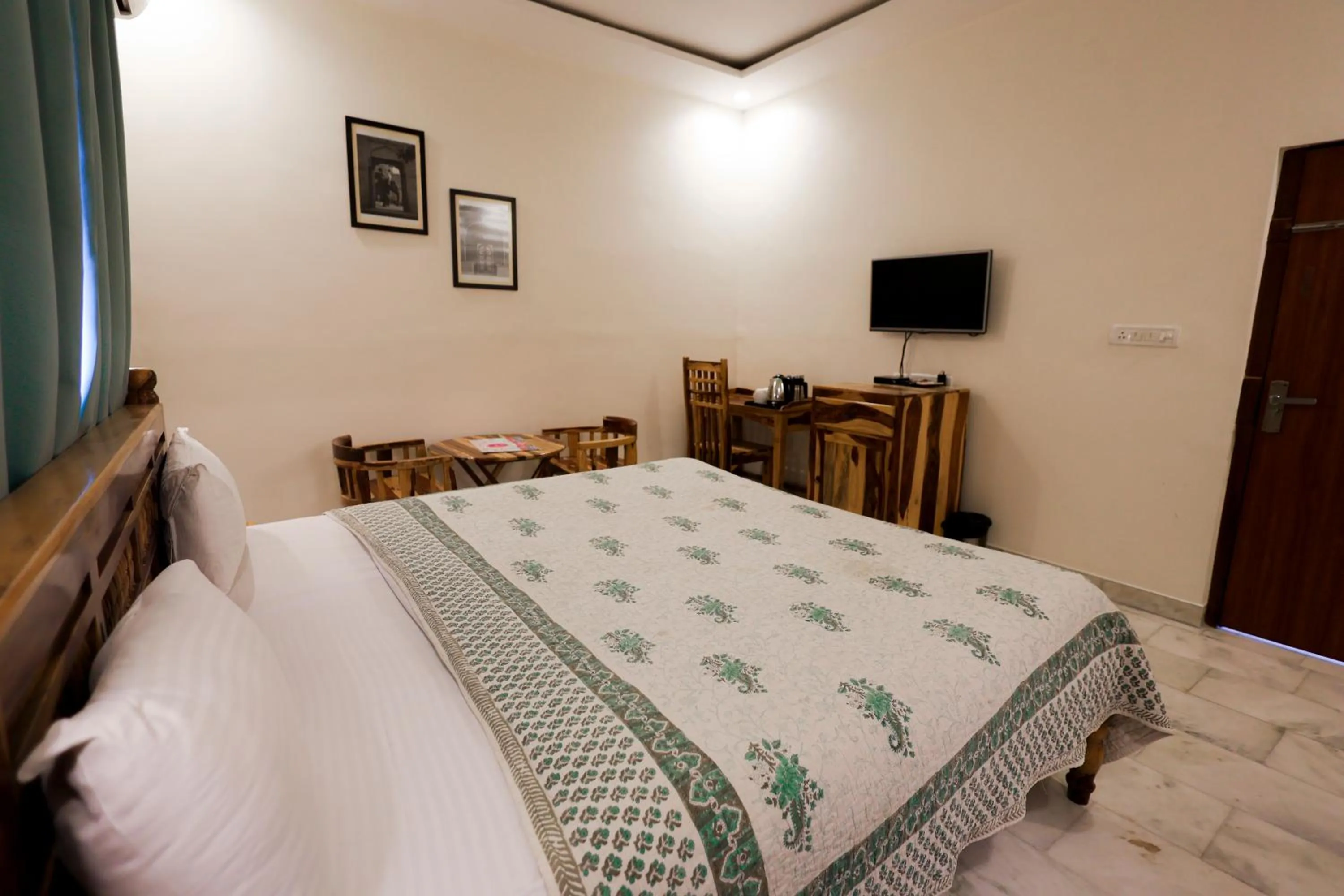 Photo of the whole room, Bed in Gumaan Auberge