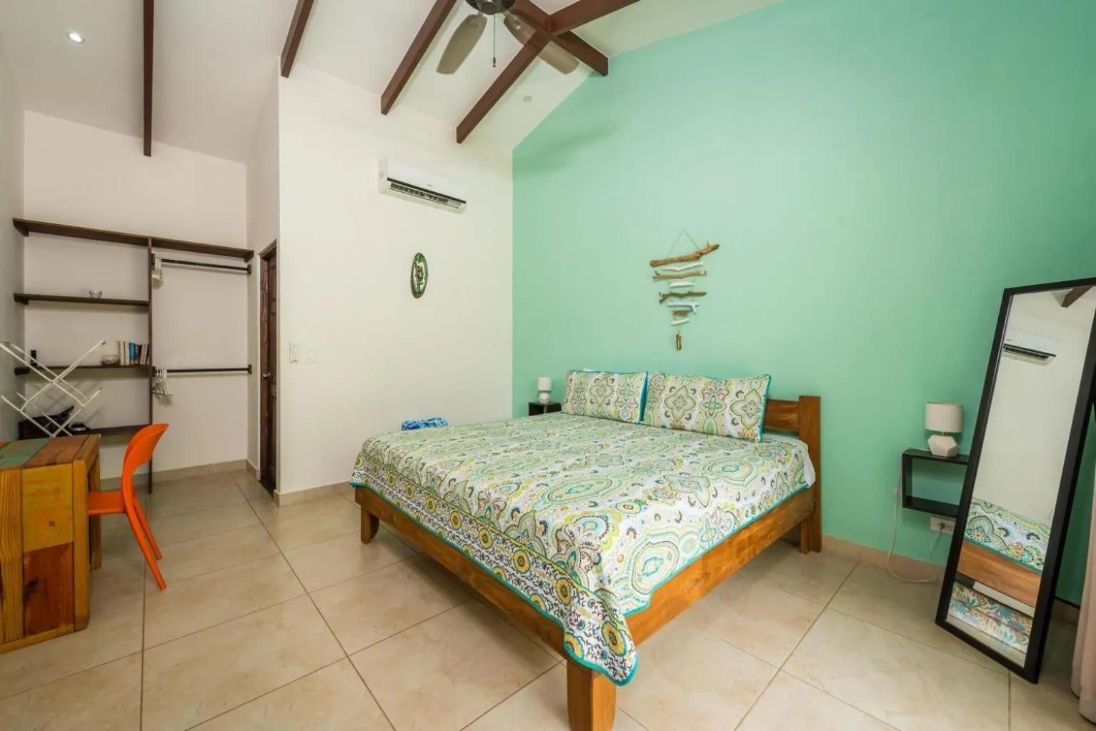 Shower, Bed in Surfside Mar Y Posa