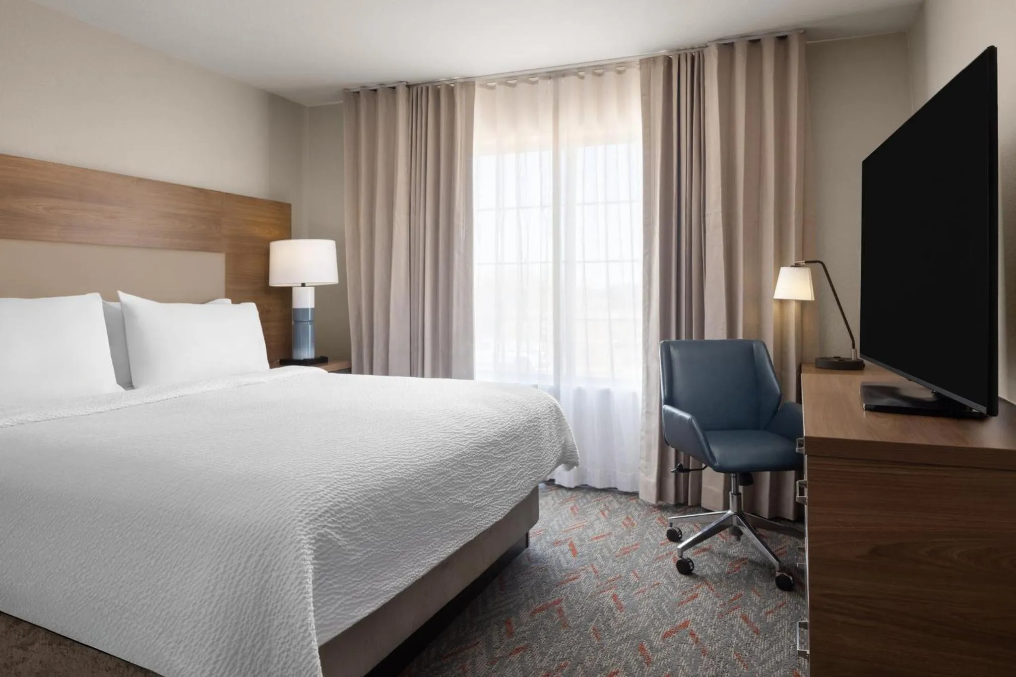 Photo of the whole room, Bed in Garner Hotel Phoenix Northwest - Surprise by IHG