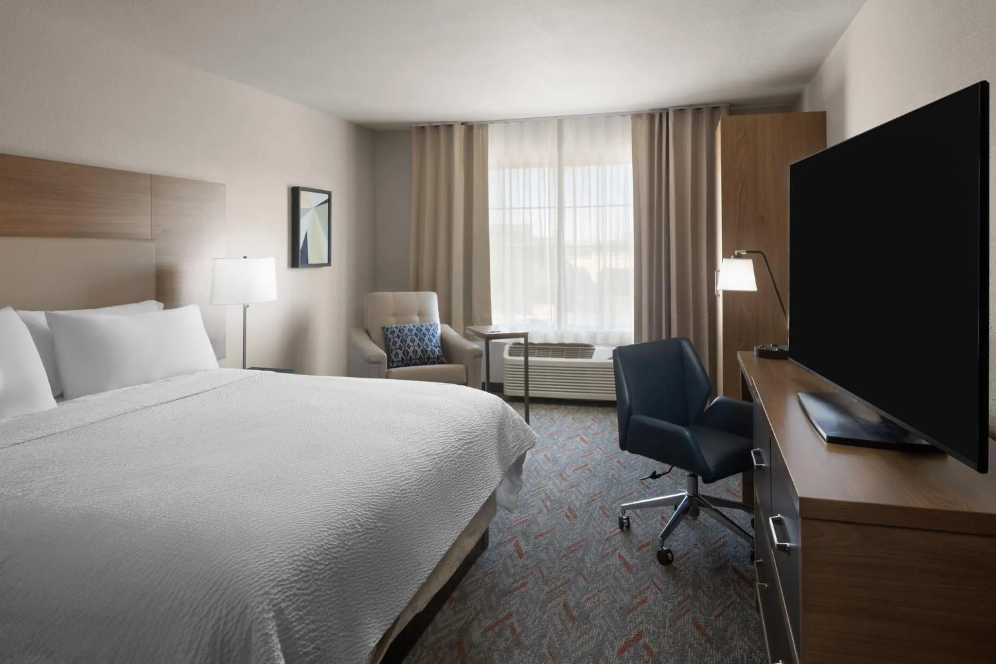 Photo of the whole room, Bed in Garner Hotel Phoenix Northwest - Surprise by IHG