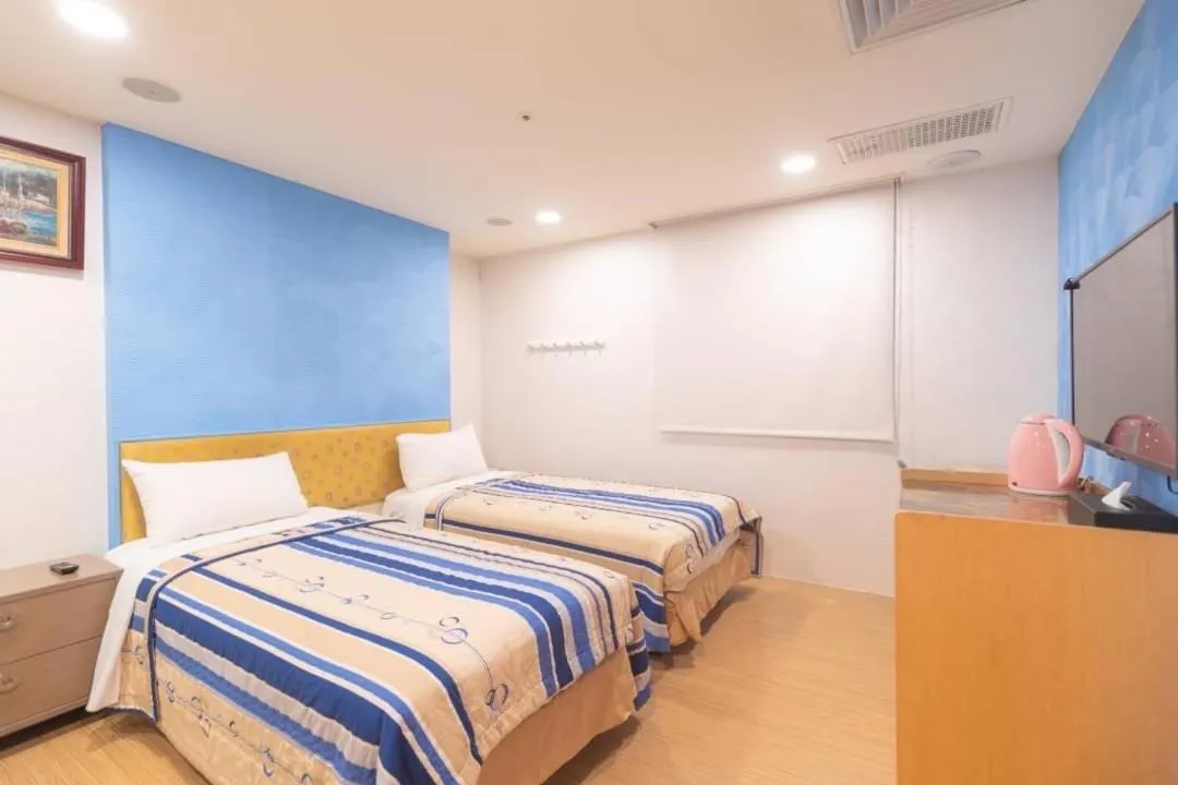 Photo of the whole room, Bed in Tai Lee Hotel