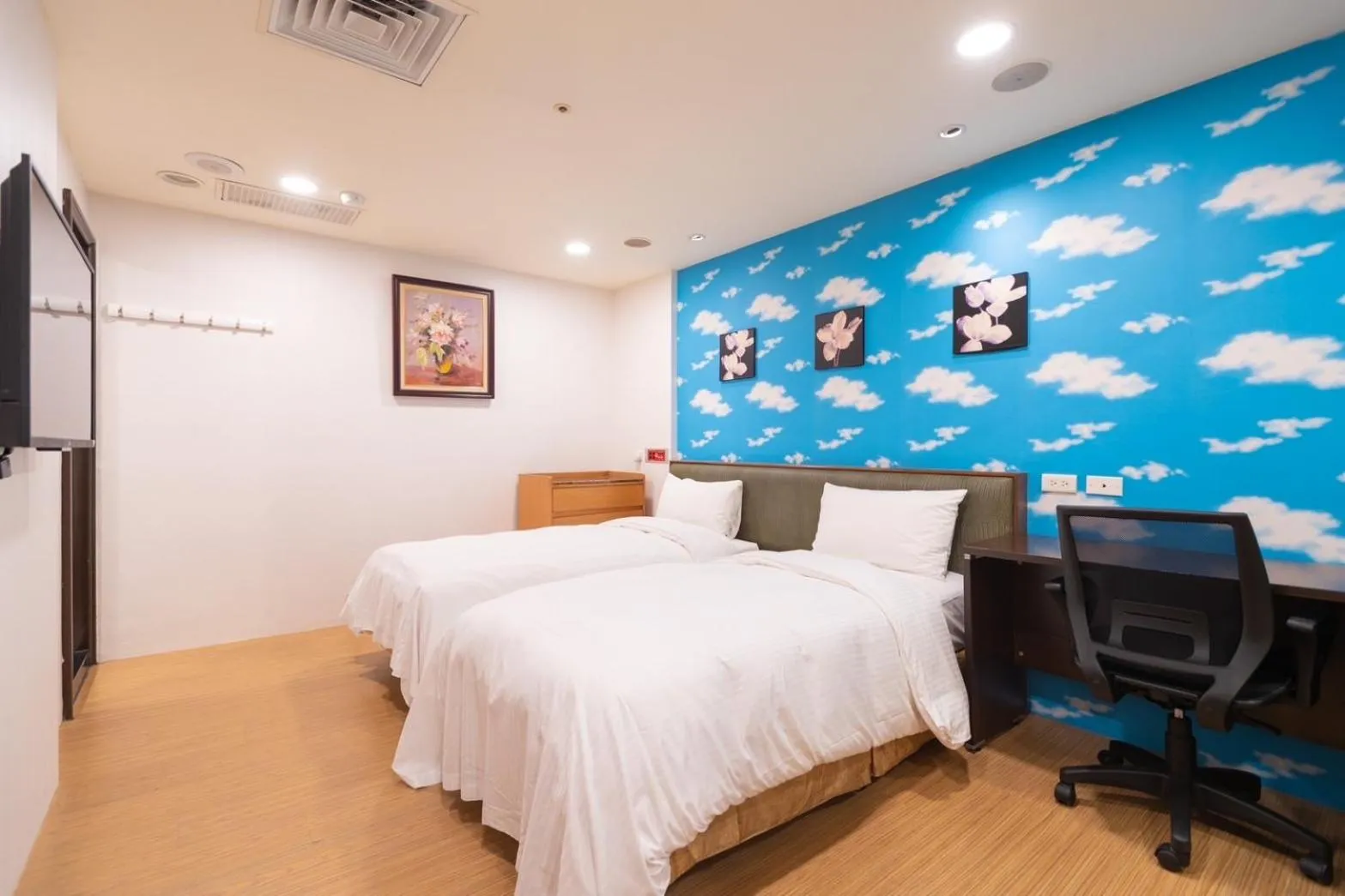 Photo of the whole room, Bed in Tai Lee Hotel