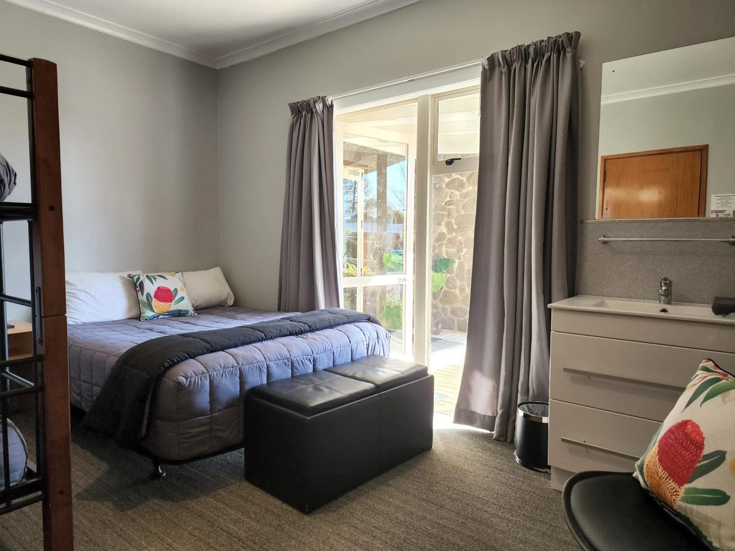 Photo of the whole room, Bed in Plateau Lodge