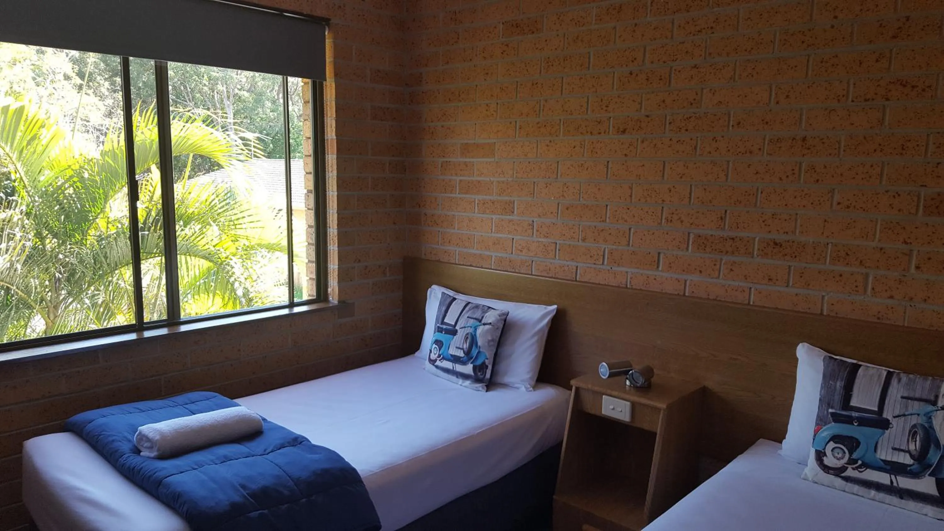 Bed in Royal Palms Motor Inn