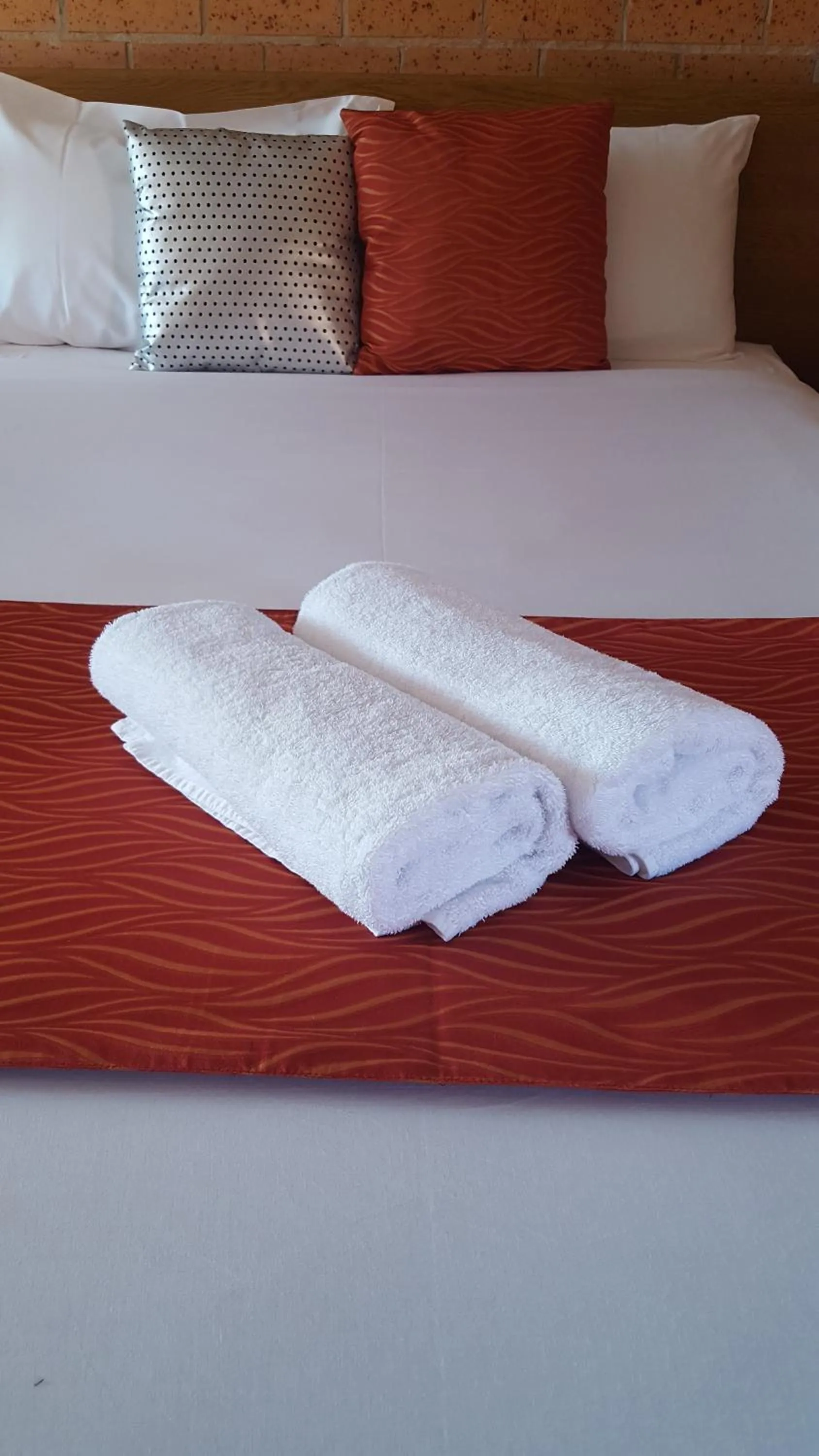 Bed in Royal Palms Motor Inn