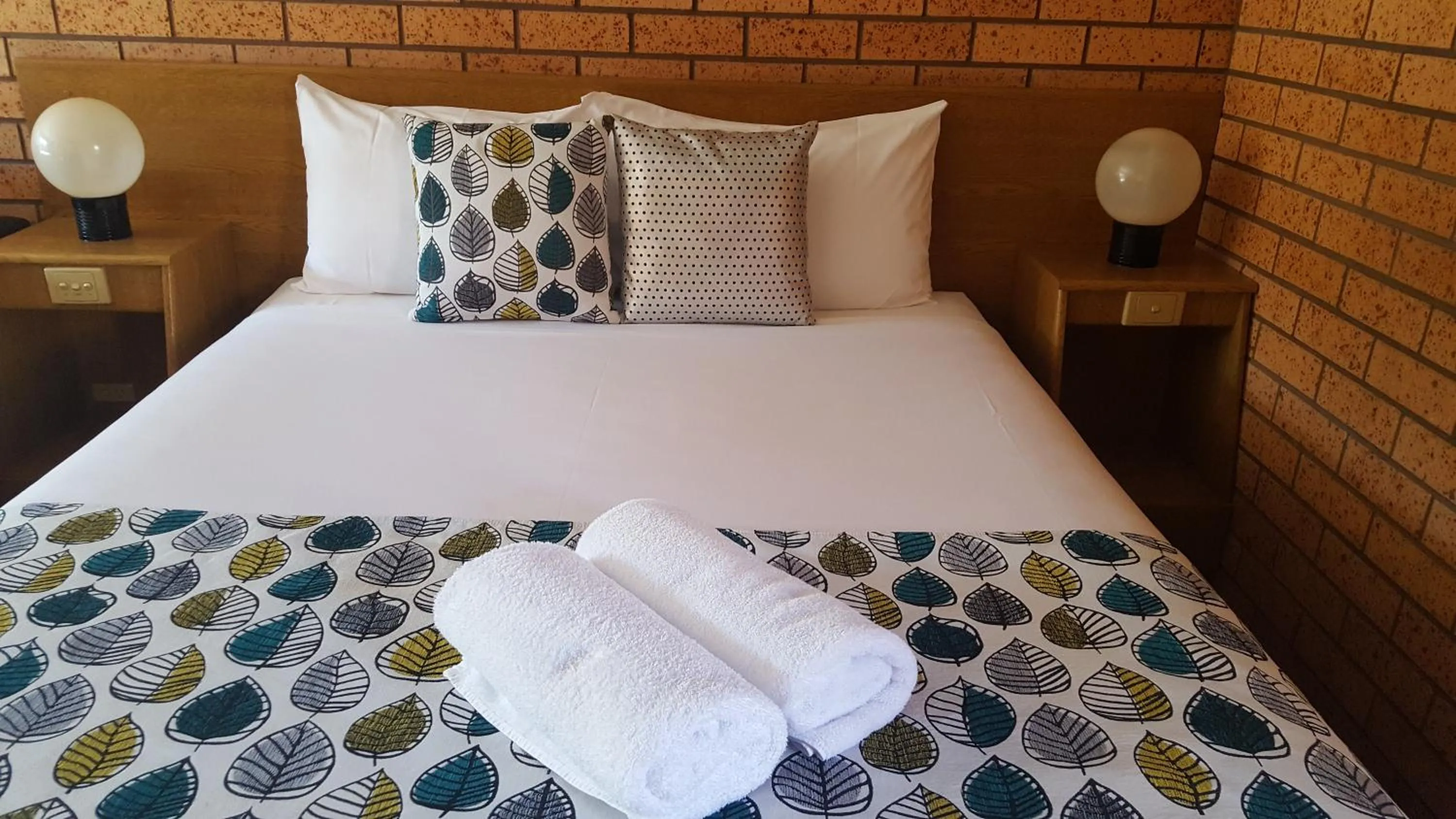 Bed in Royal Palms Motor Inn