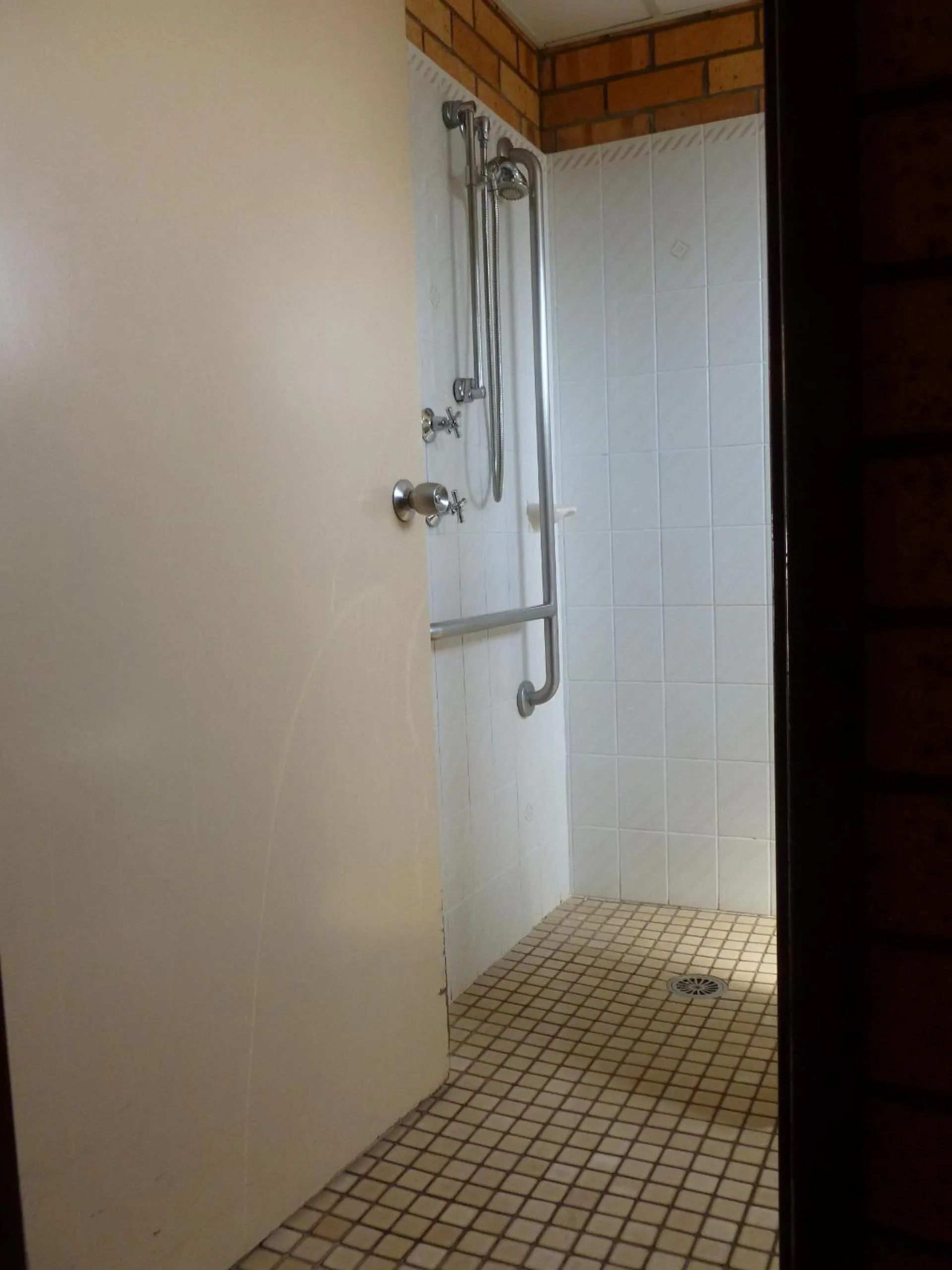 Shower in Royal Palms Motor Inn