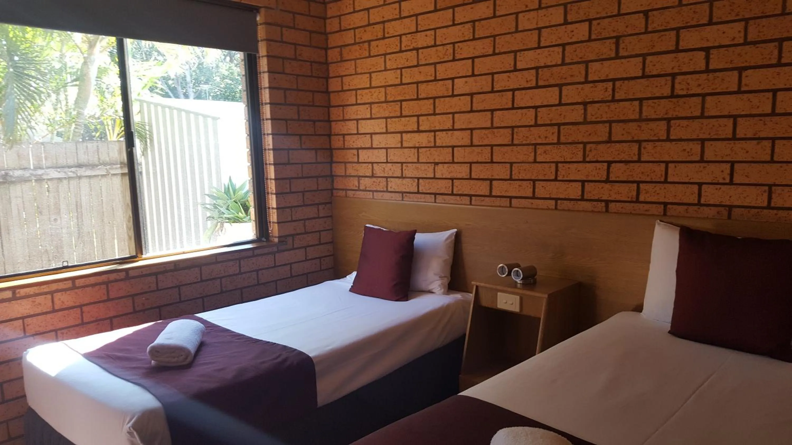 Bed in Royal Palms Motor Inn