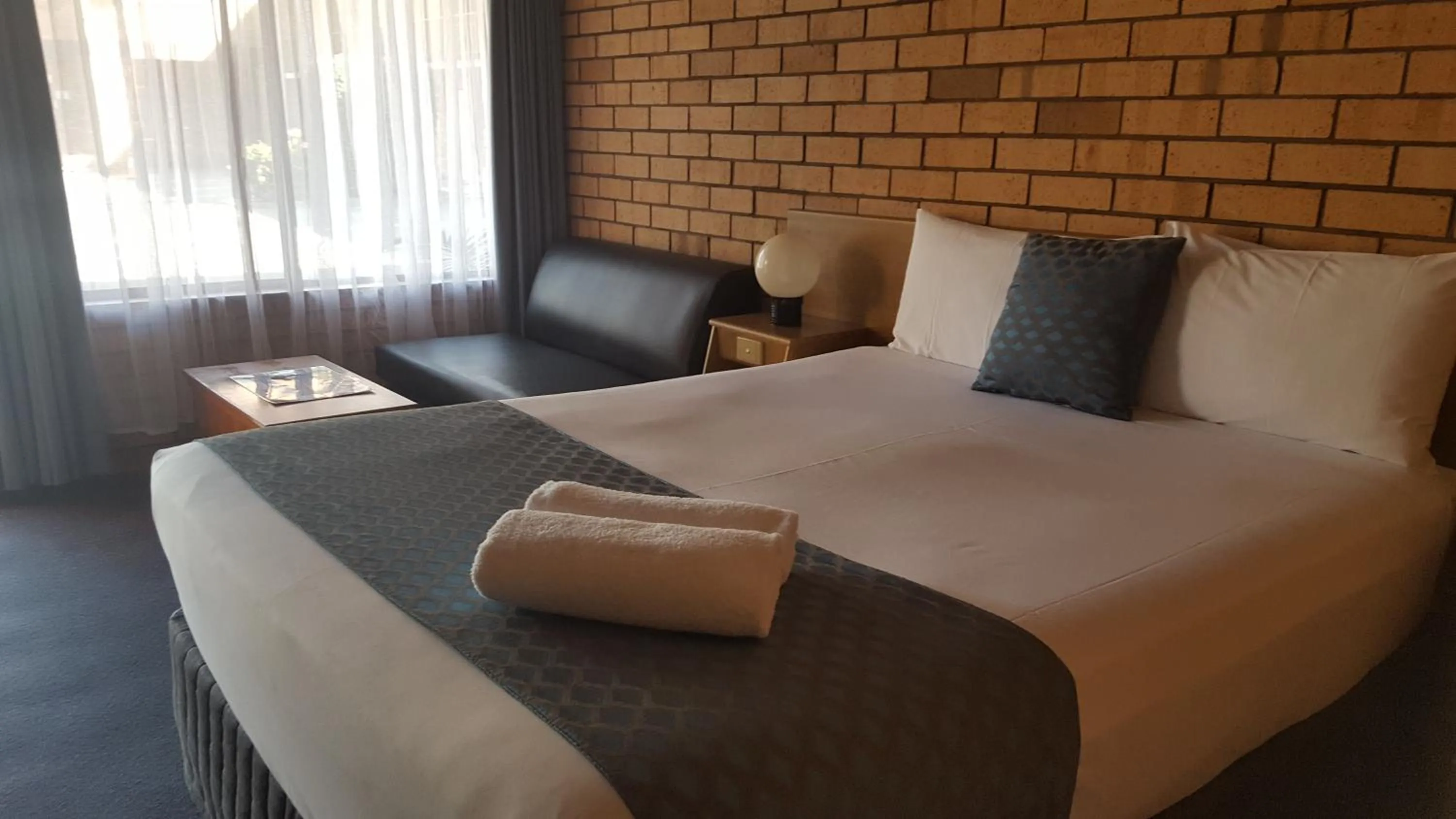 Bed in Royal Palms Motor Inn