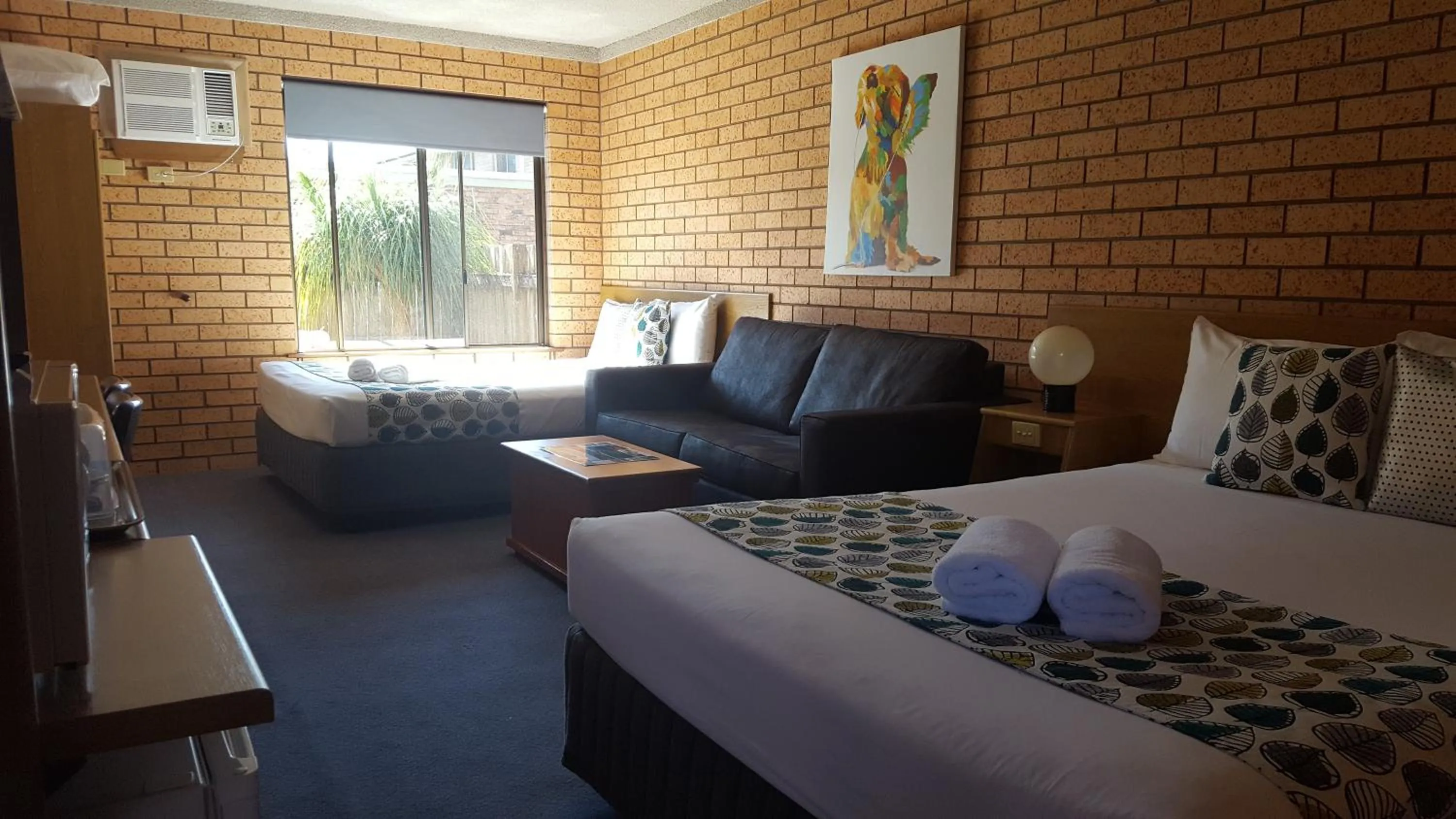 Bed in Royal Palms Motor Inn