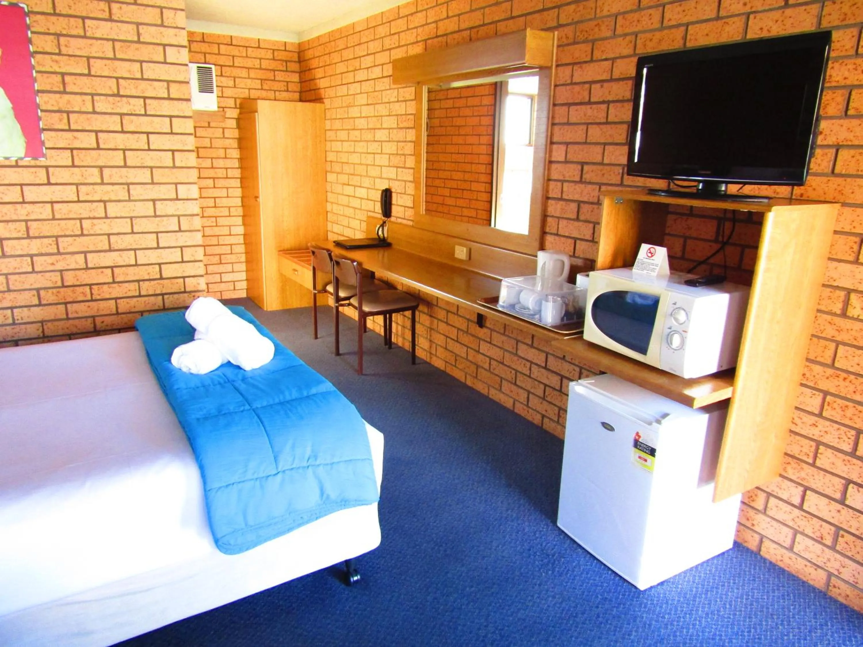 Photo of the whole room, Bed in Royal Palms Motor Inn