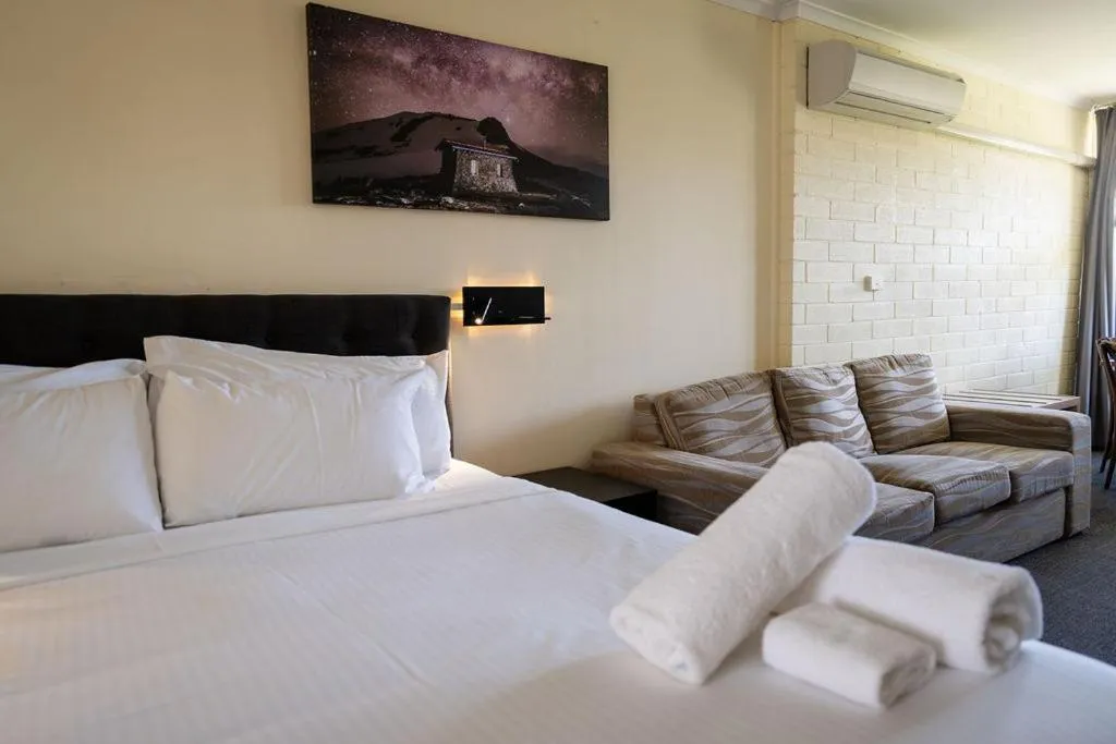 Bed in Lake Jindabyne Hotel