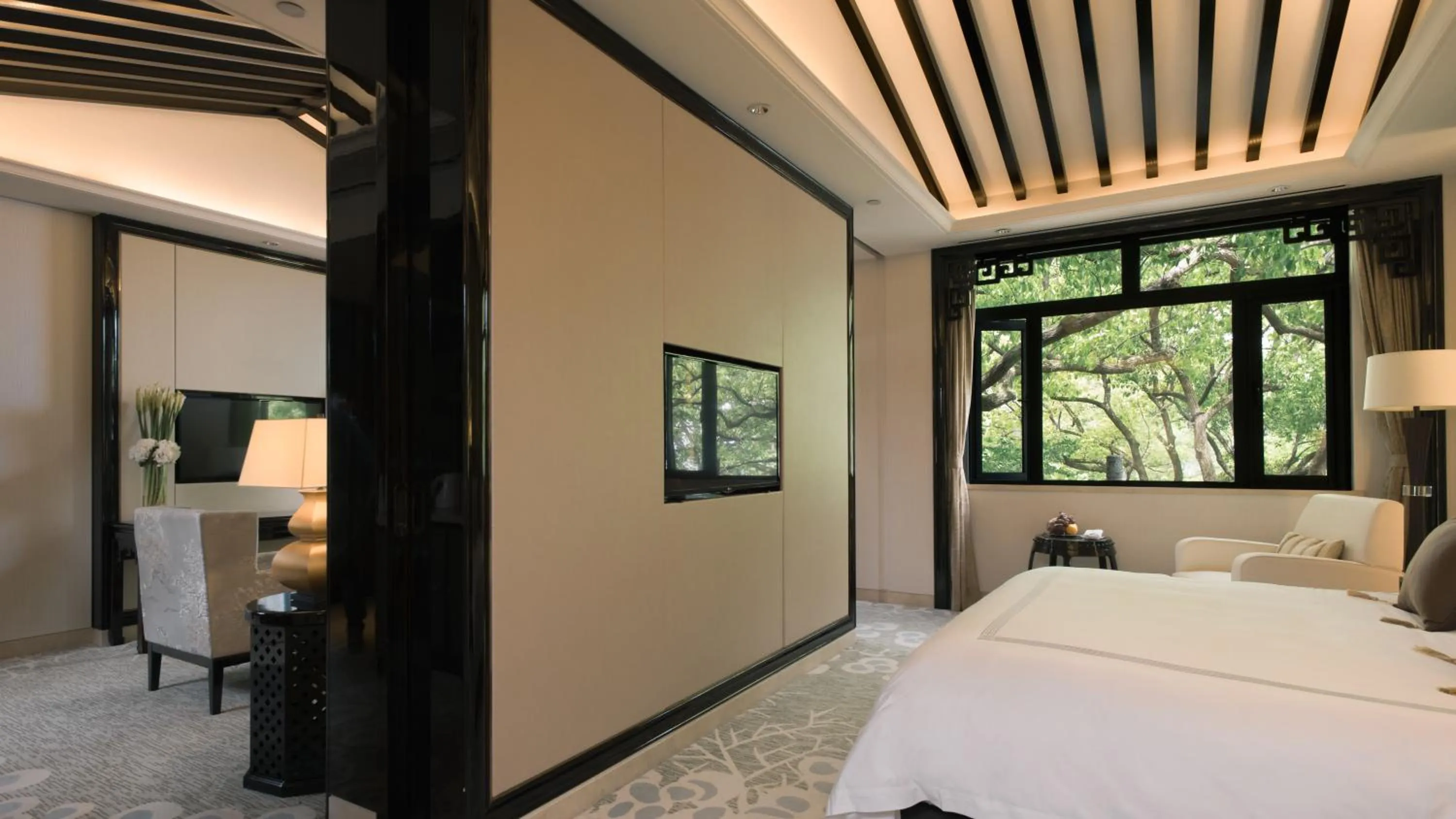 Bed in Zhejiang Xizi Hotel