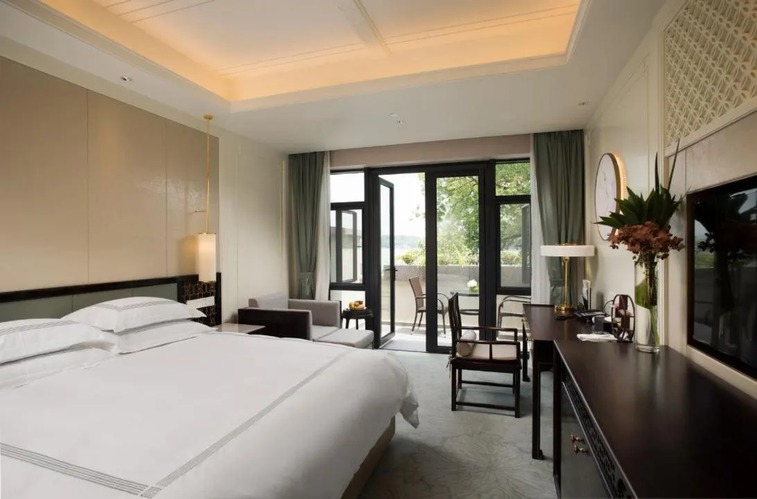 Bed in Zhejiang Xizi Hotel