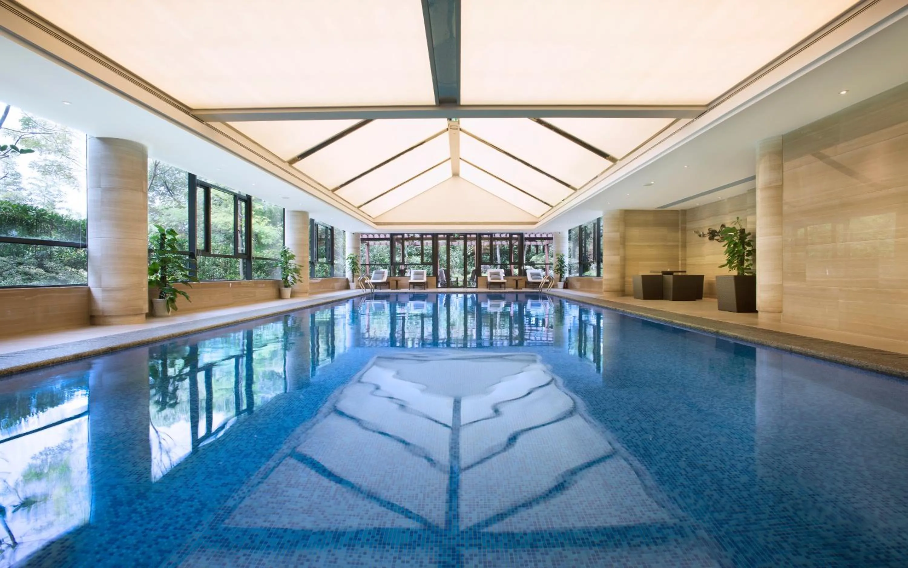 Swimming pool in Zhejiang Xizi Hotel