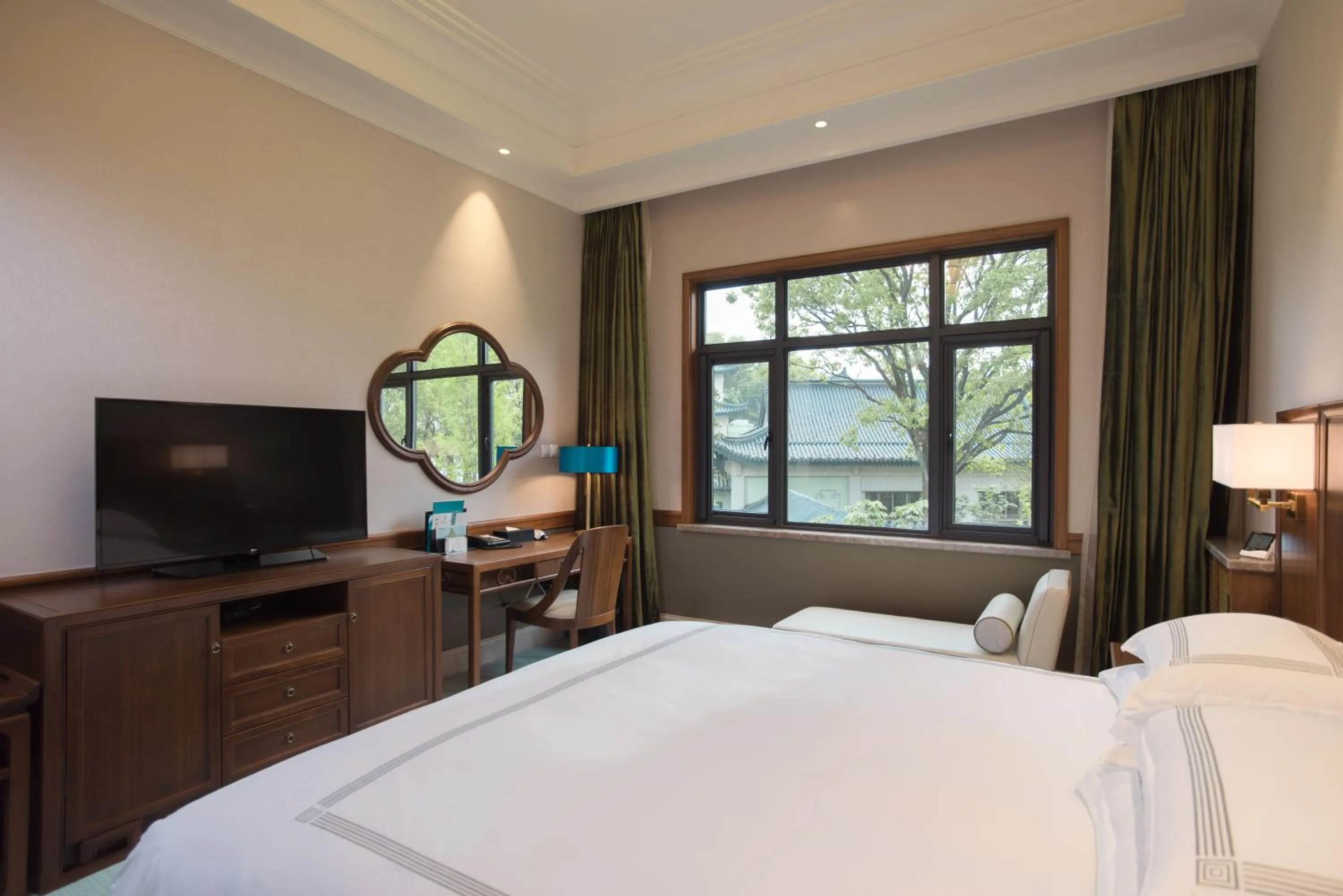 Photo of the whole room, Bed in Zhejiang Xizi Hotel
