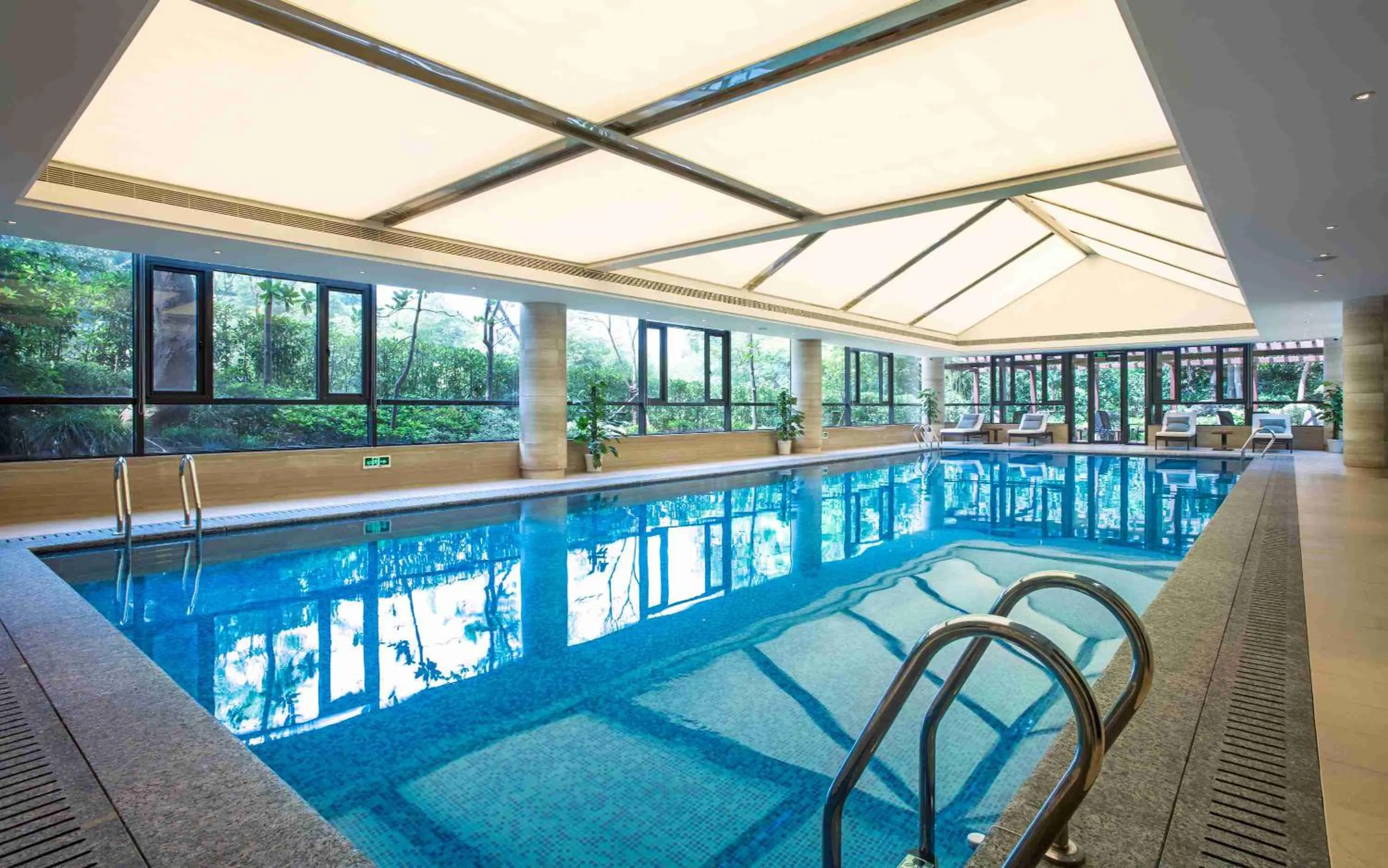 Swimming pool in Zhejiang Xizi Hotel