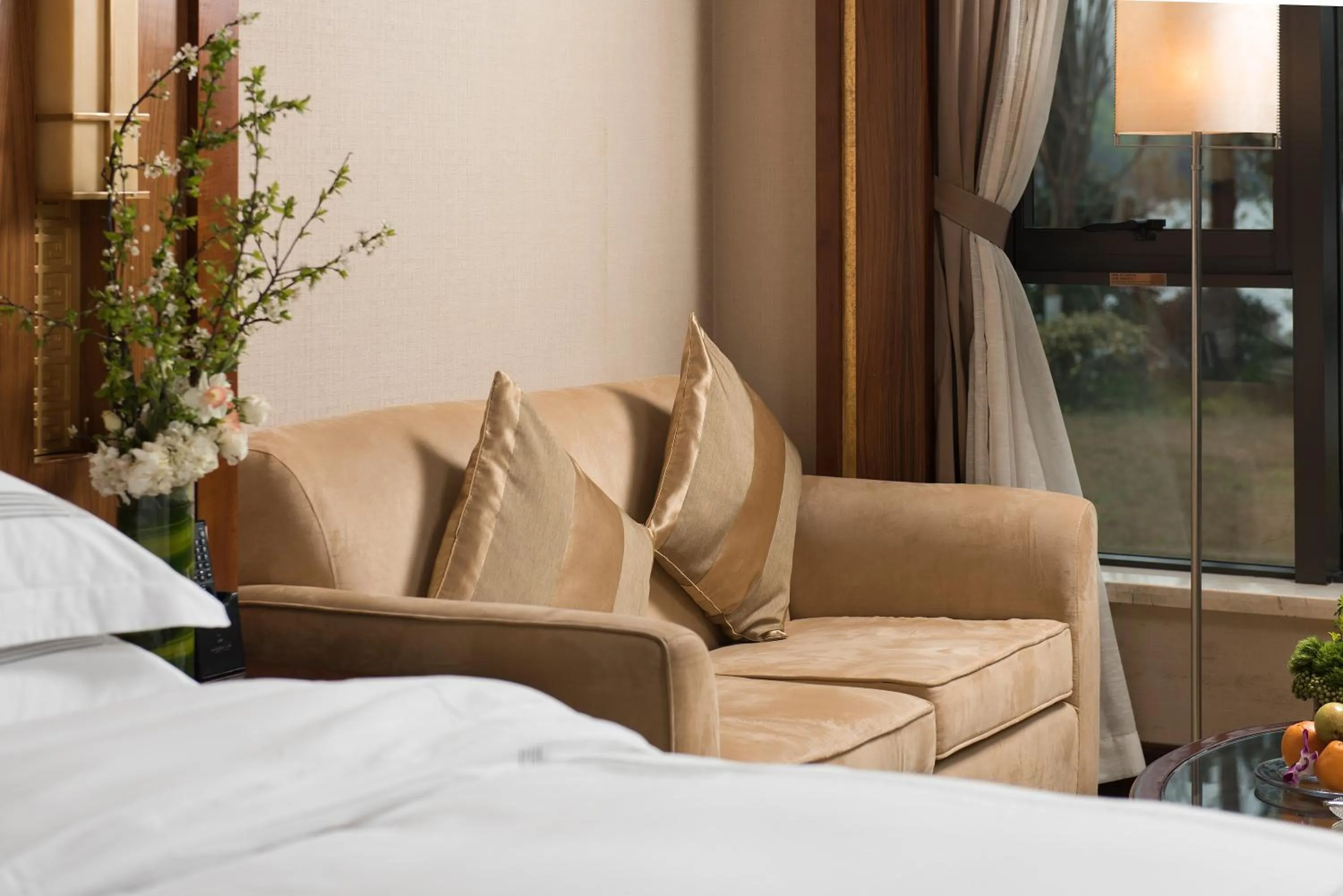 Seating area, Bed in Zhejiang Xizi Hotel