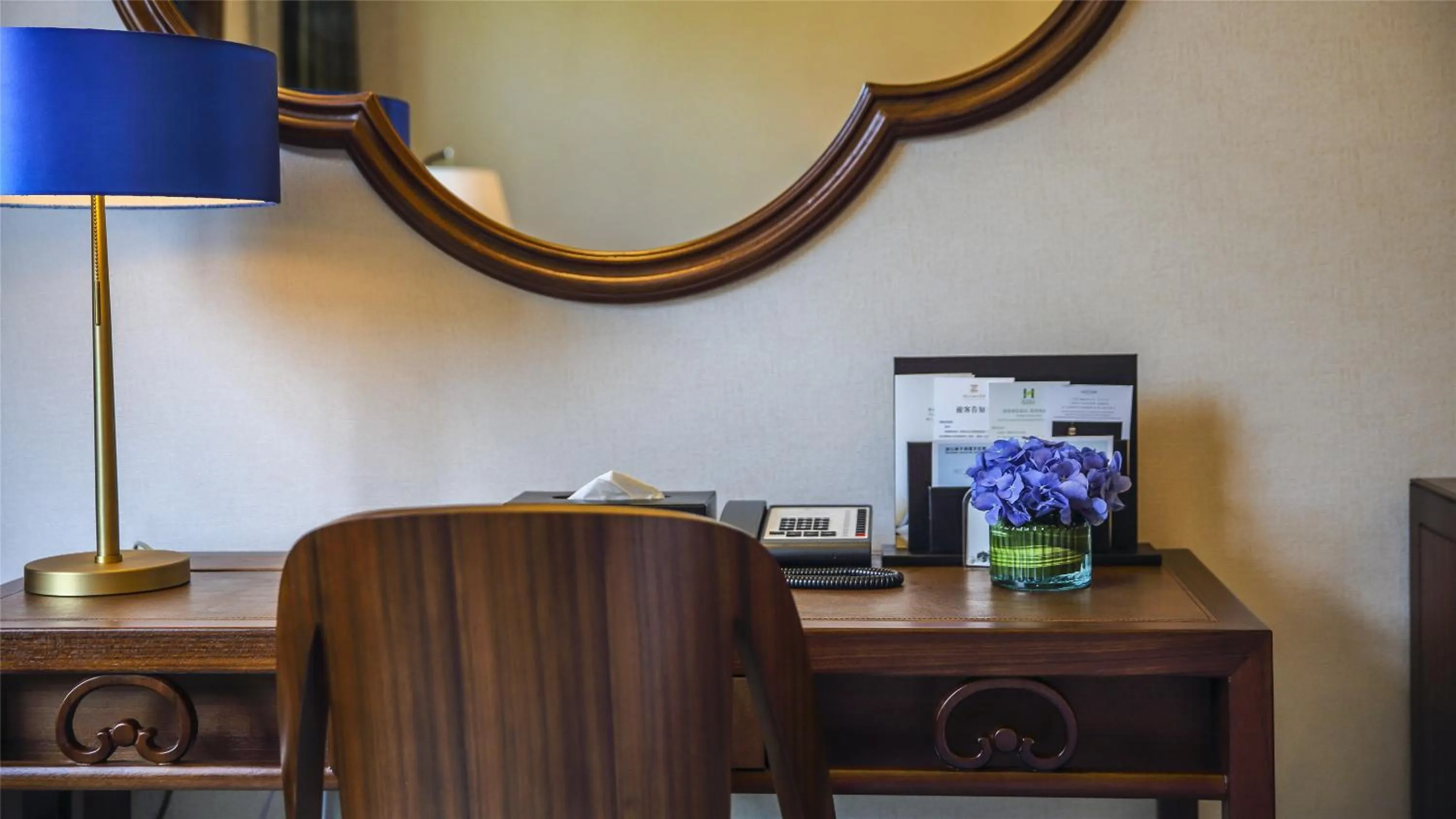 Seating area in Zhejiang Xizi Hotel
