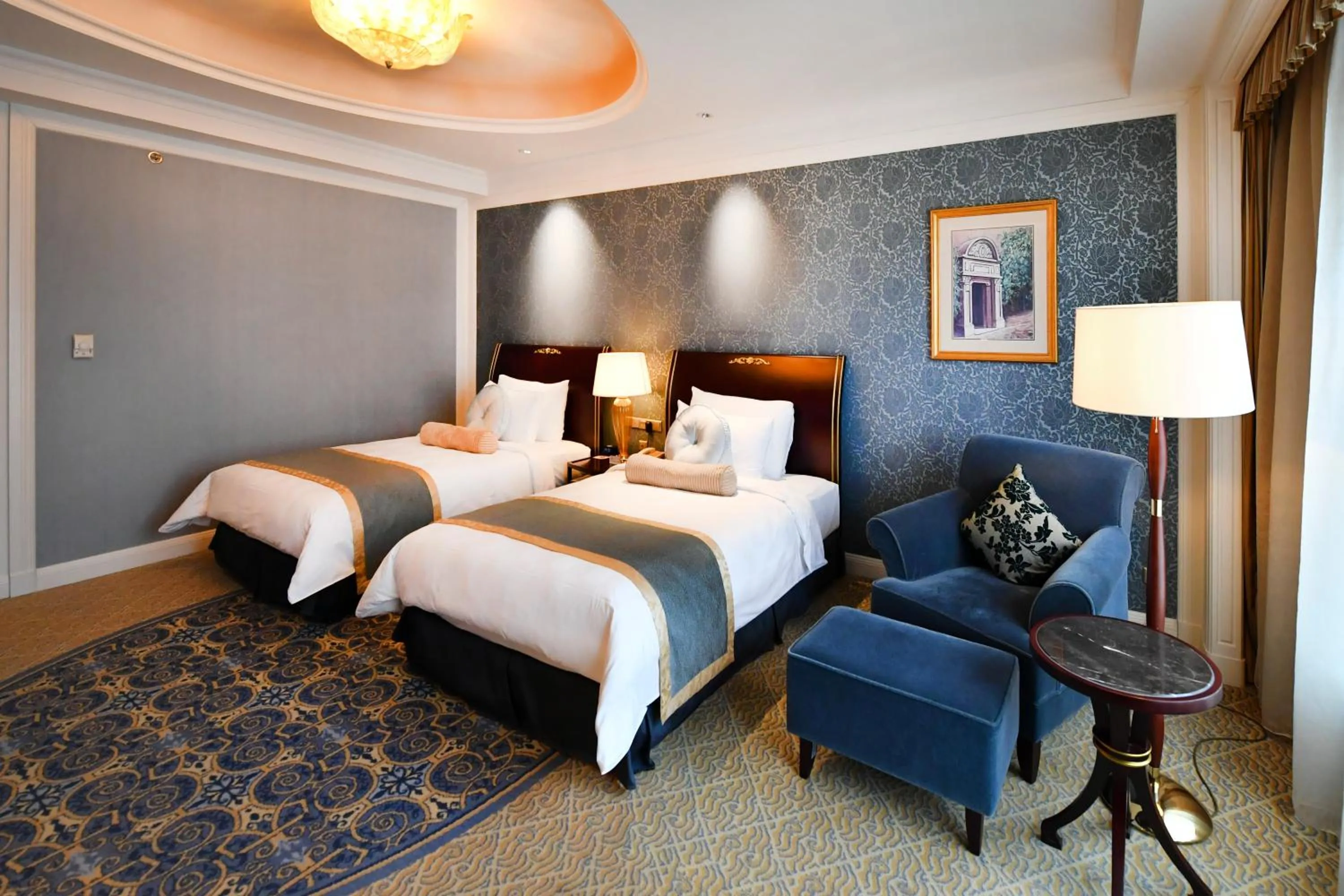 Photo of the whole room, Bed in Grand Central Hotel Shanghai - Nanjing Road