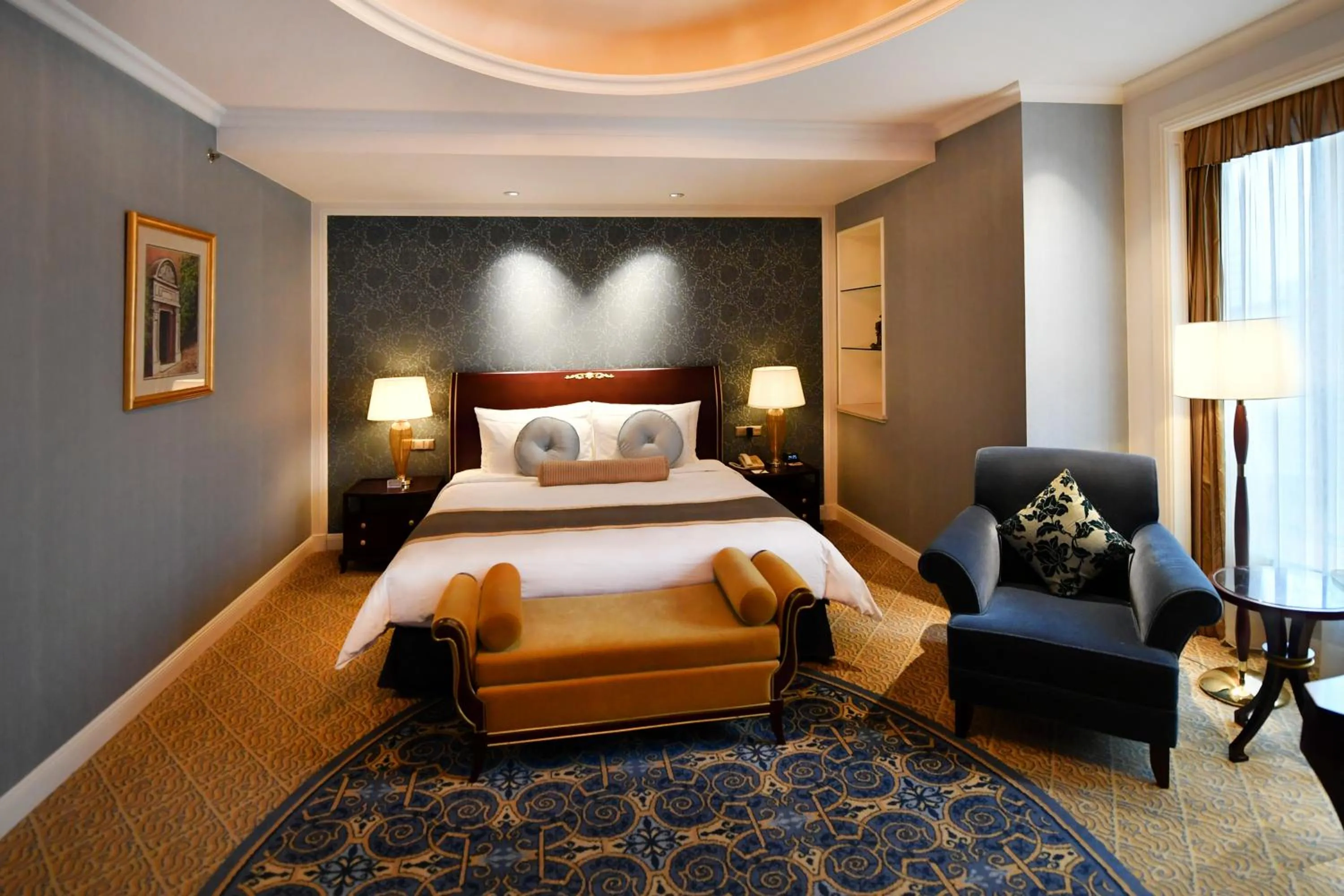 Photo of the whole room, Bed in Grand Central Hotel Shanghai - Nanjing Road
