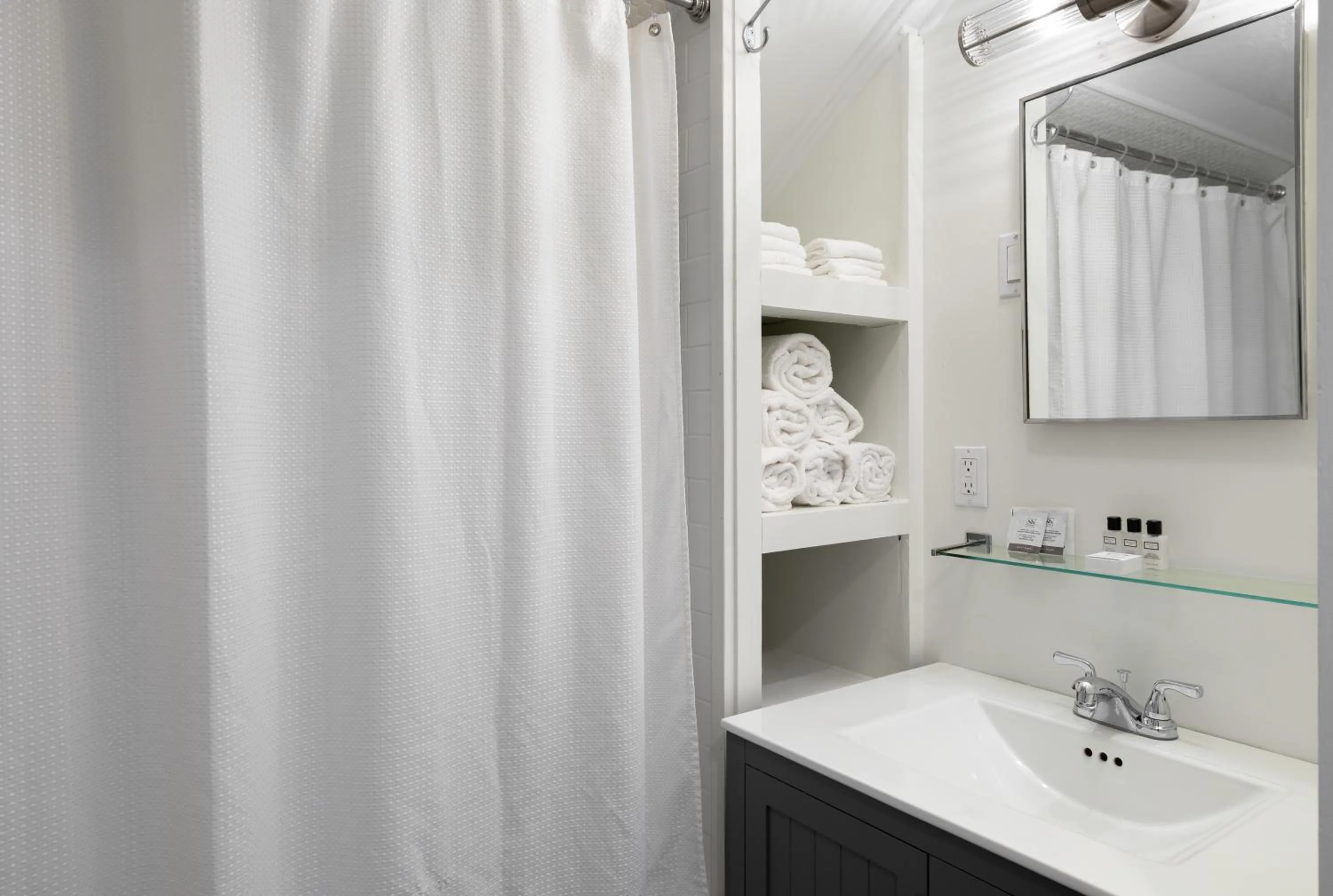 Bathroom in Phoenicia Lodge