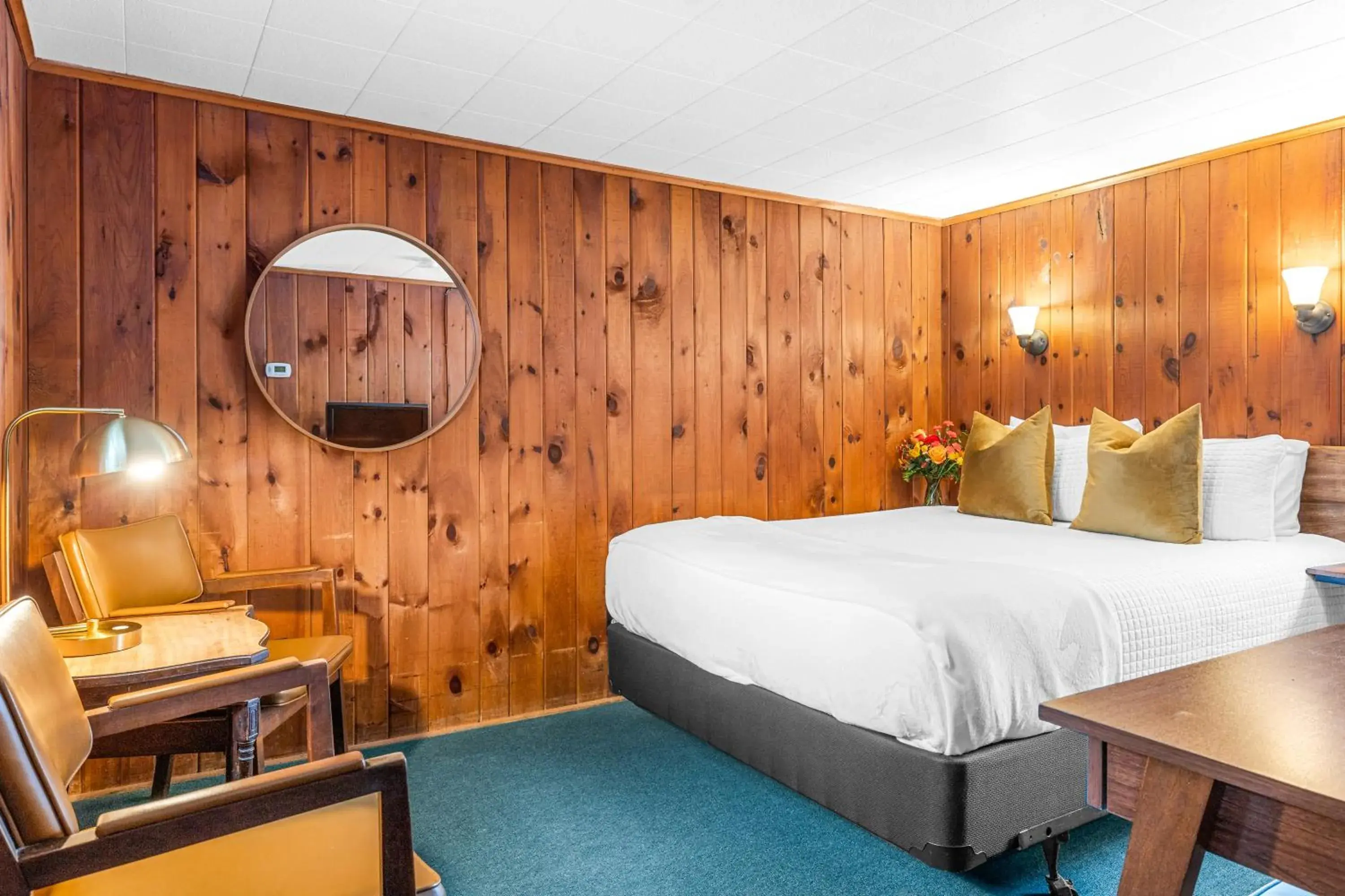 Queen Room in Phoenicia Lodge Queen Room in Phoenicia Lodge