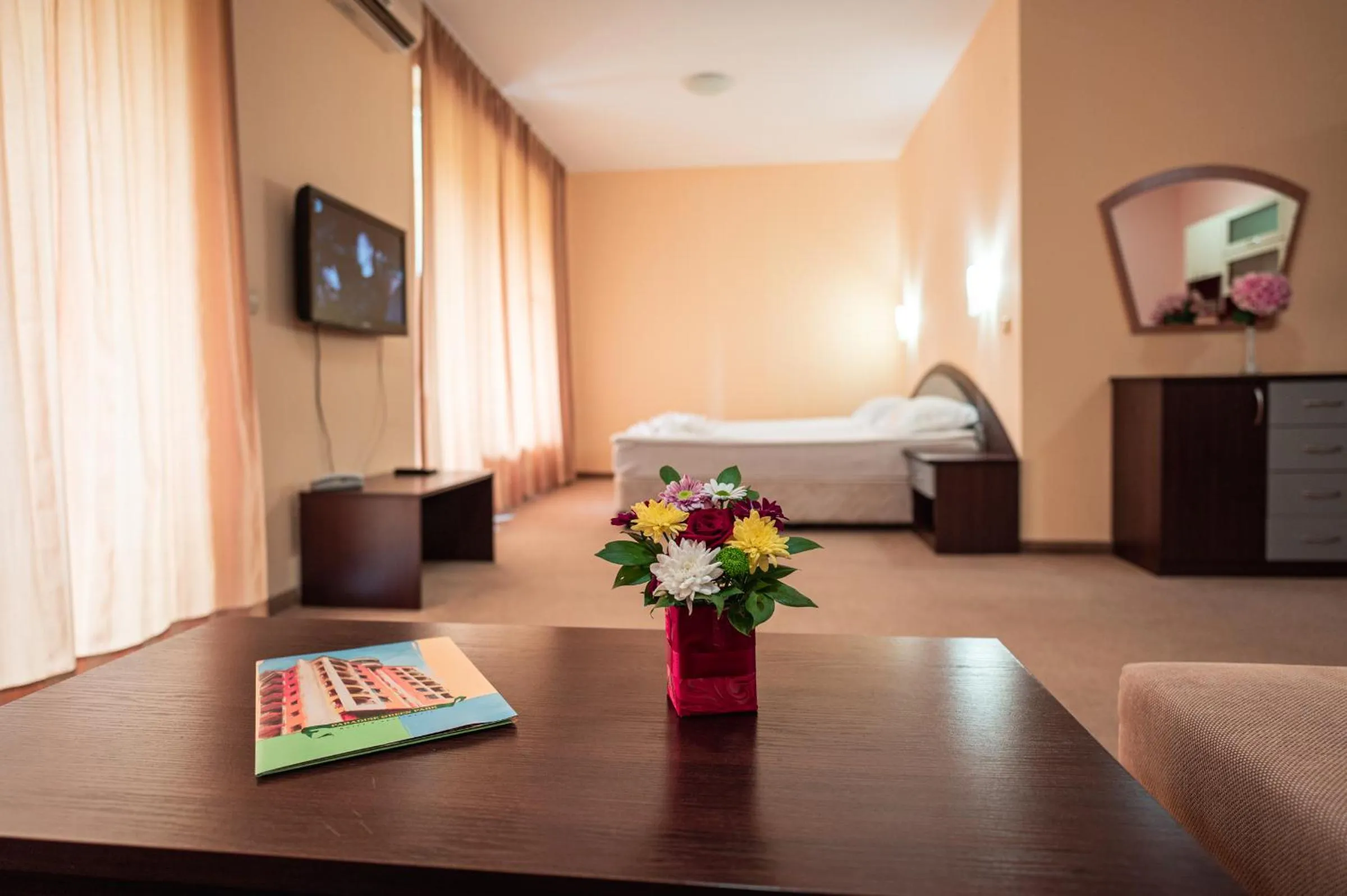Living room, Bed in Hotel Paradise Green Park