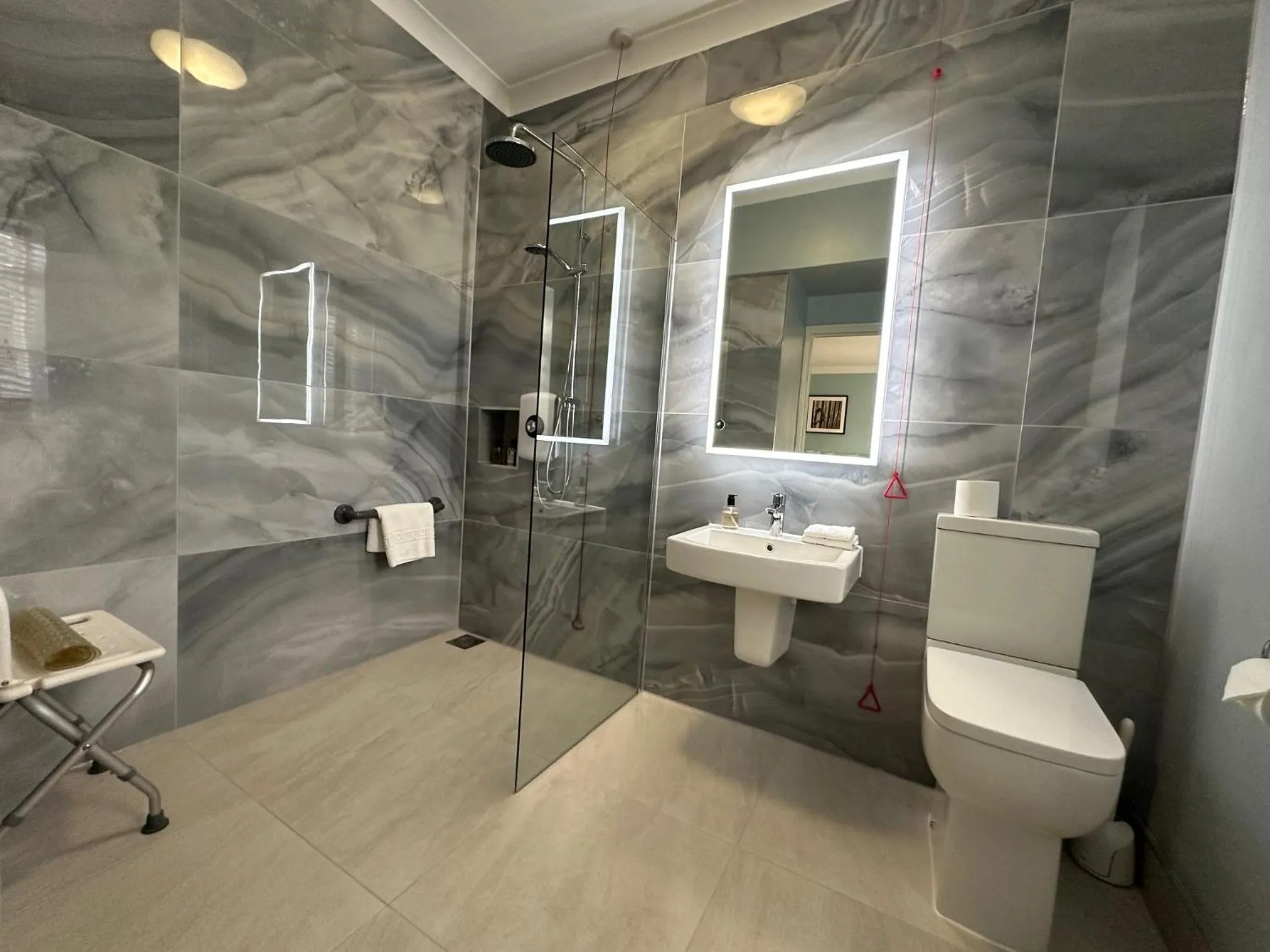 Shower in Leeds Castle Stable Courtyard Bed and Breakfast