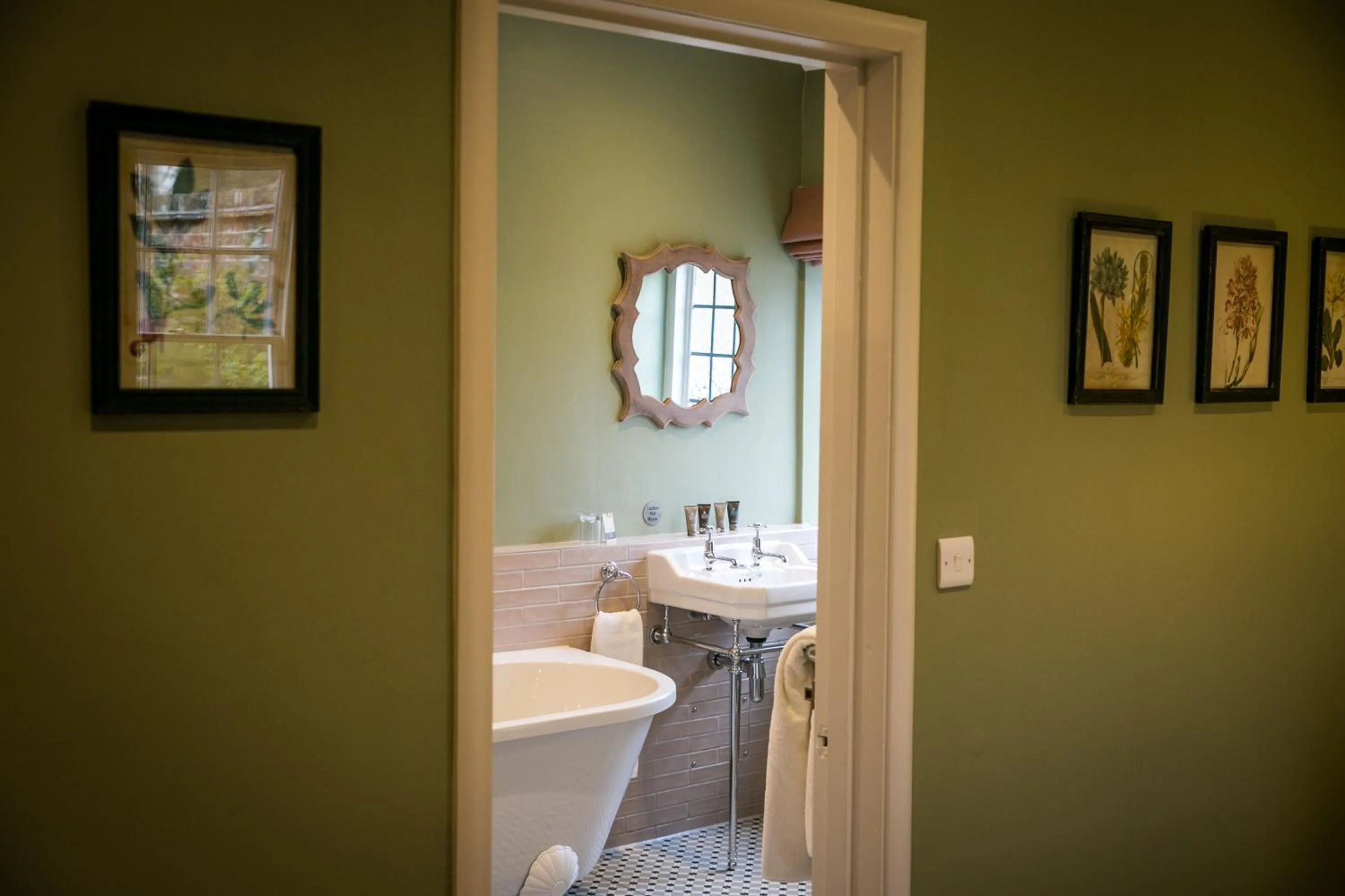 Bathroom in Leeds Castle Stable Courtyard Bed and Breakfast