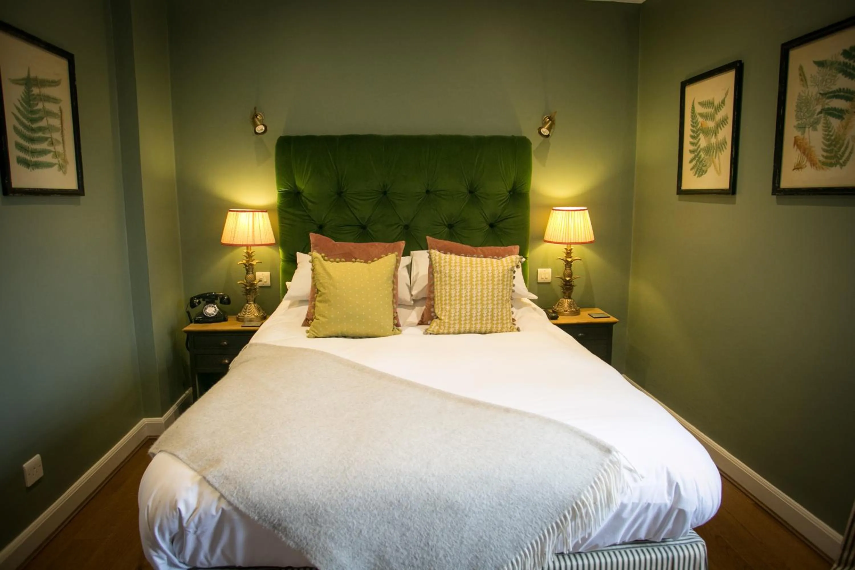 Bedroom, Bed in Leeds Castle Stable Courtyard Bed and Breakfast