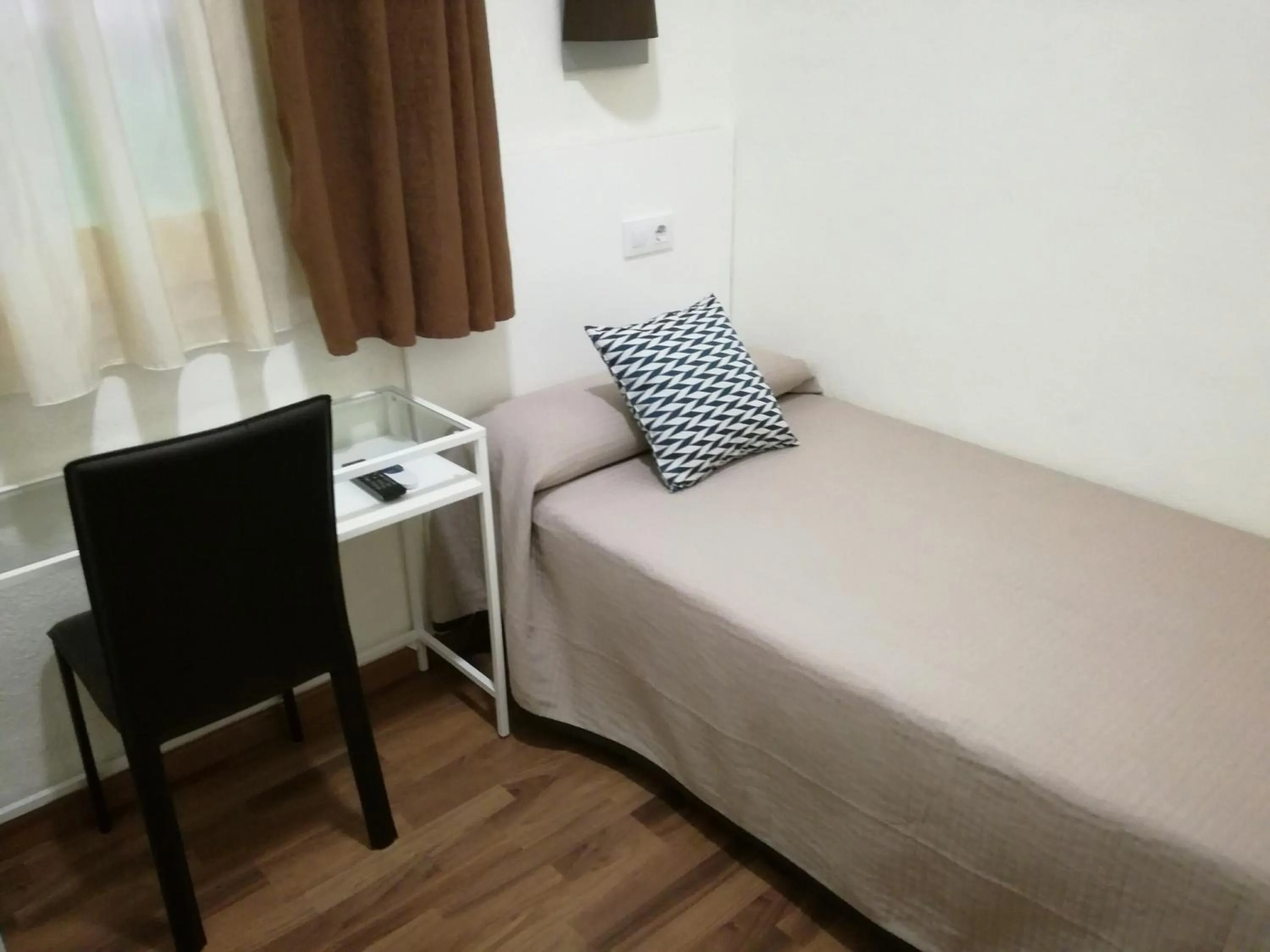 Photo of the whole room, Bed in Hostal Lesseps